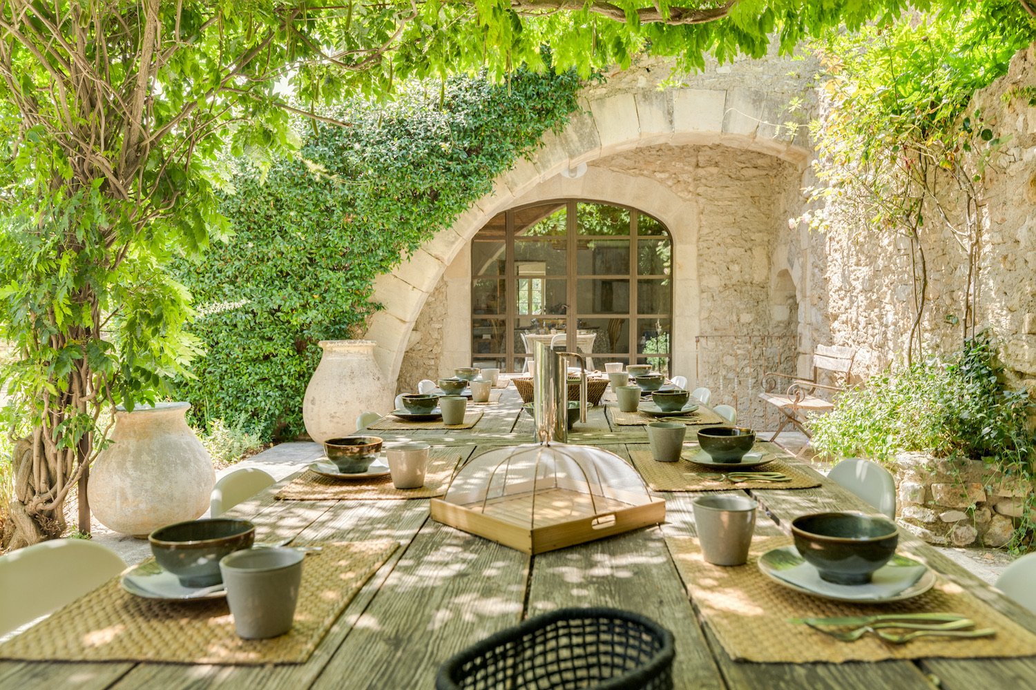 Luxury villa Eygalieres dining table outside