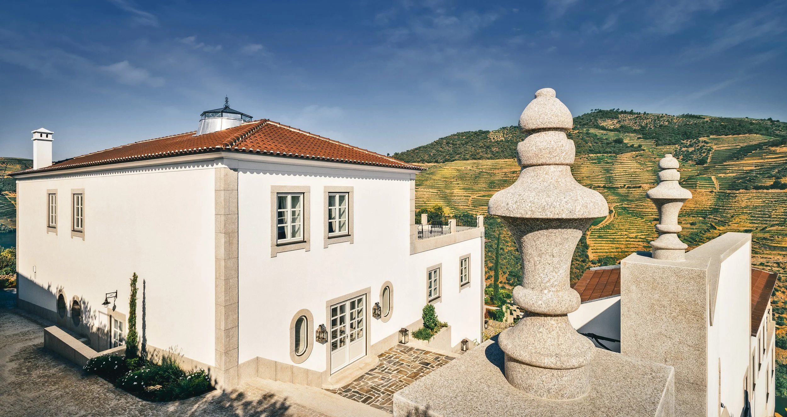 Homanie+Douro+ Hilltop villa with vineyard views