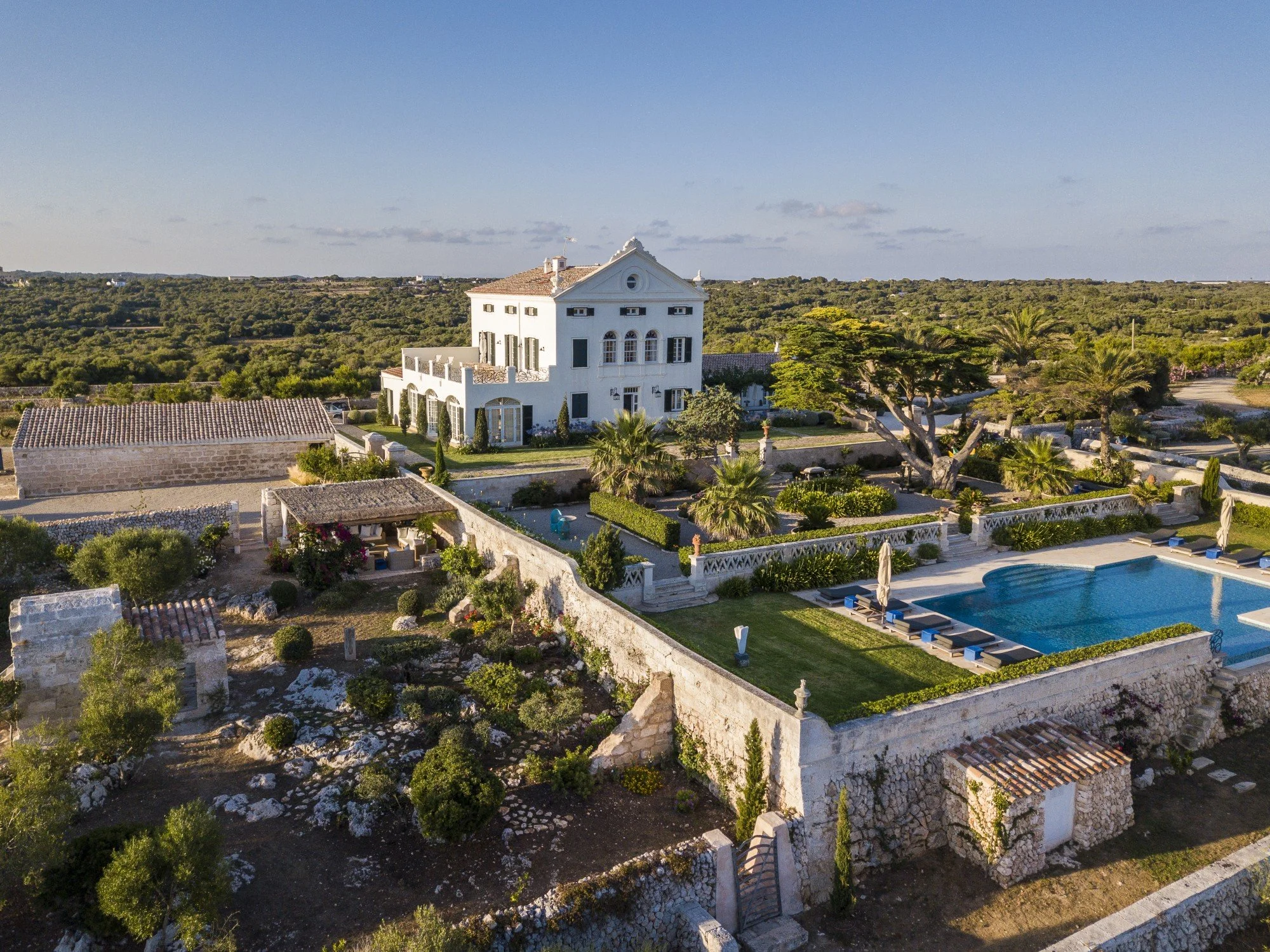 wedding in Menorca Canutells in a luxury villa with an outdoor pool