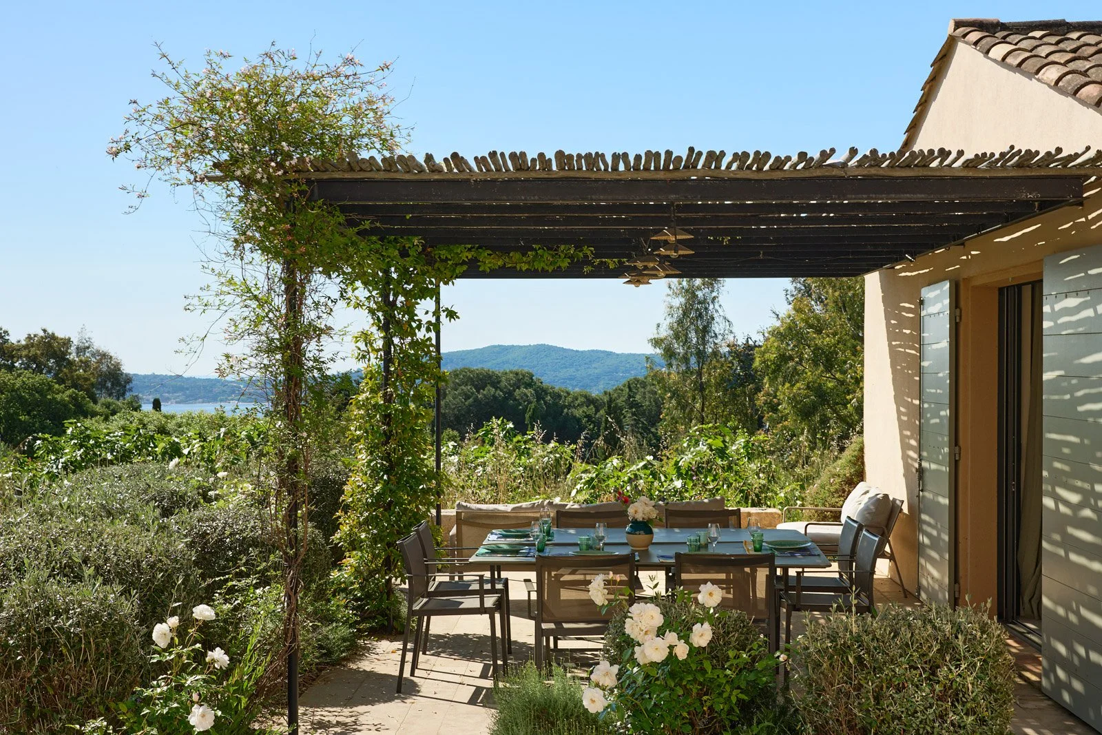 Luxury villa rental Beauvallon terrace sea view