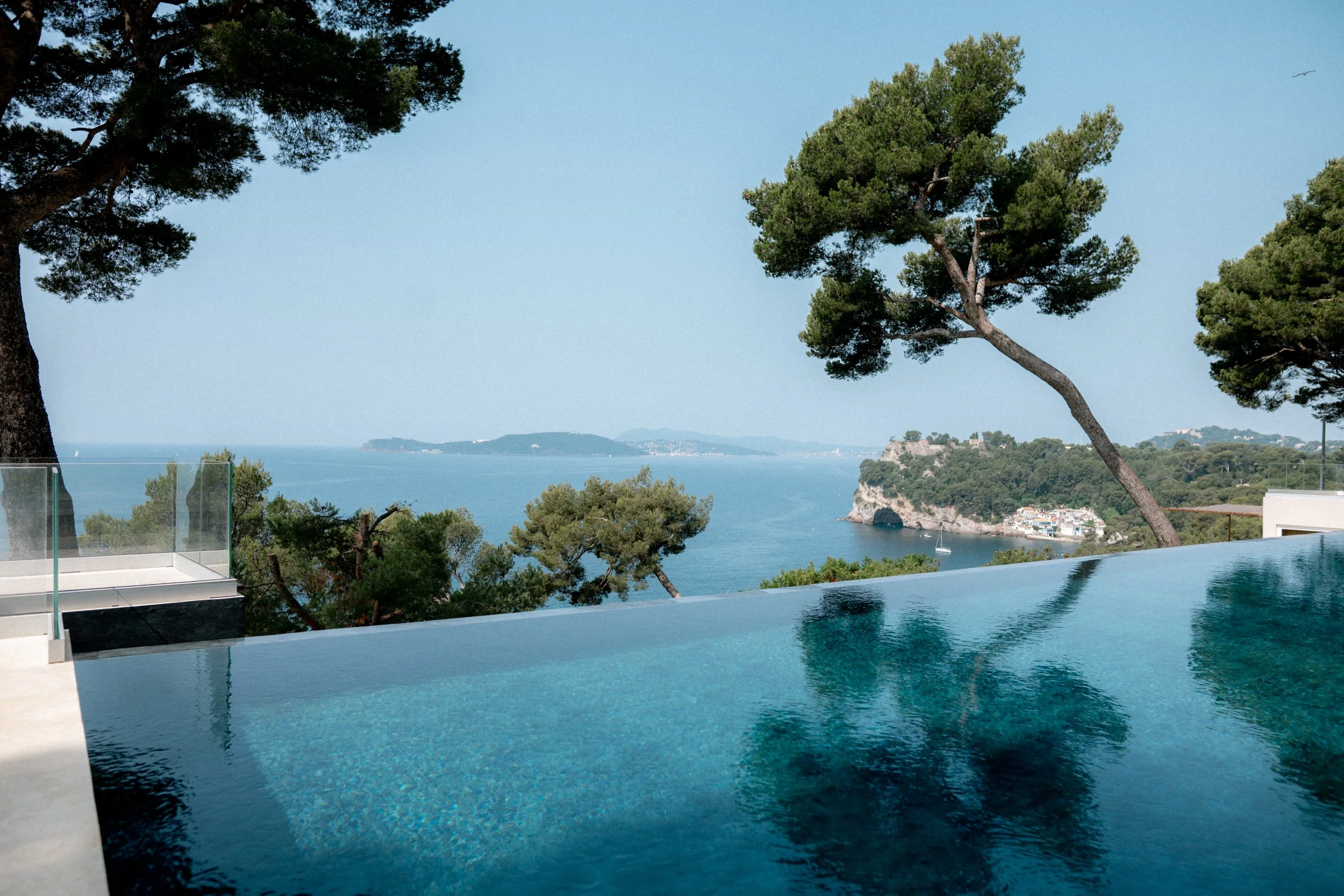 luxury villa with infinity pool south of france