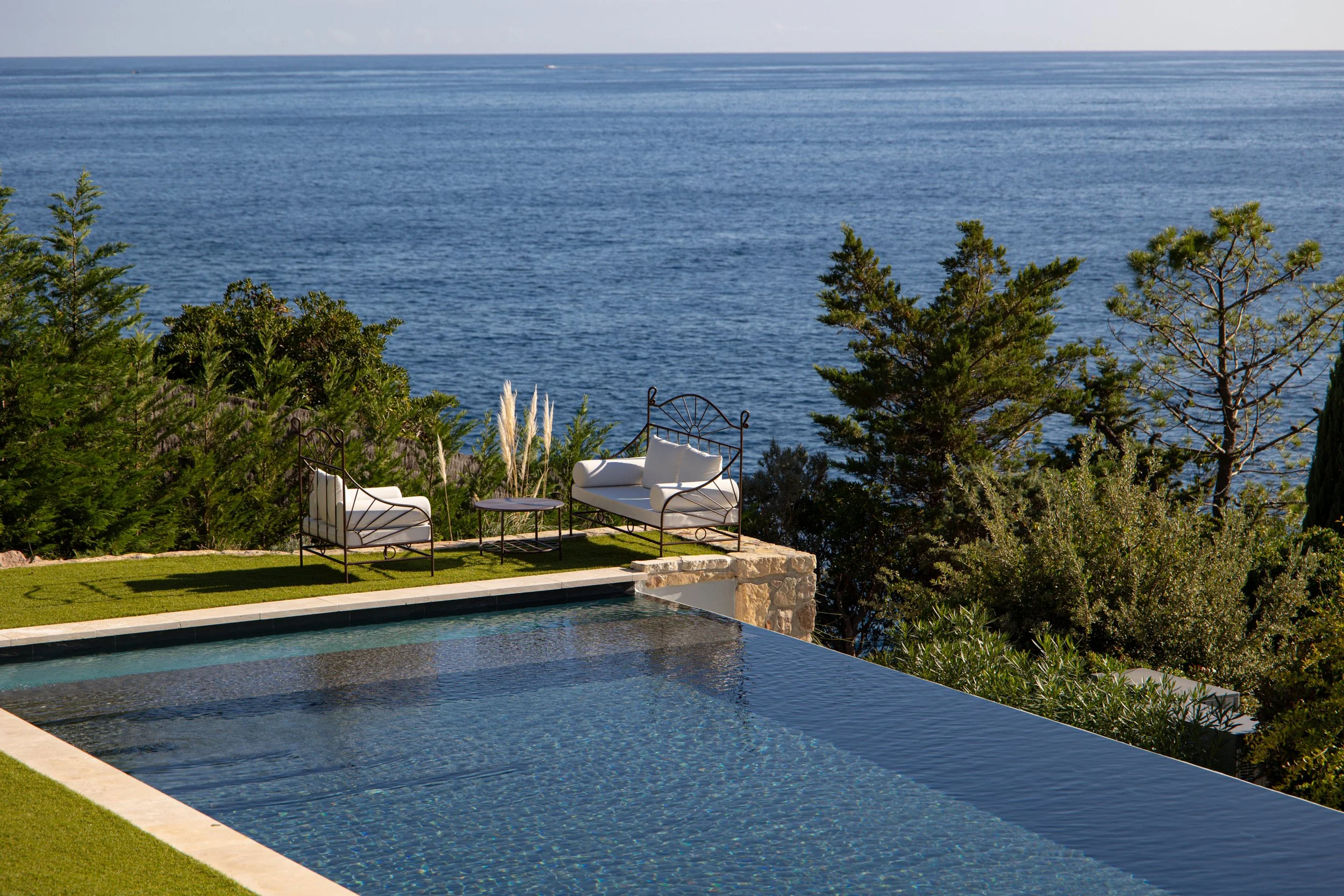 Wedding Théoule sur Mer outdoor pool and sofas