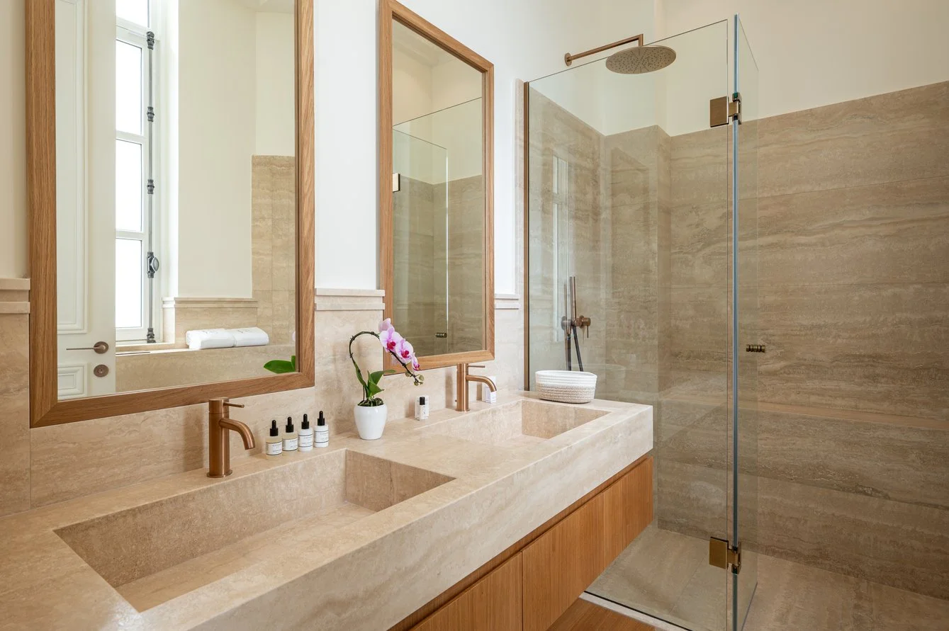 Paris Montaigne - Luxury apartment bathroom