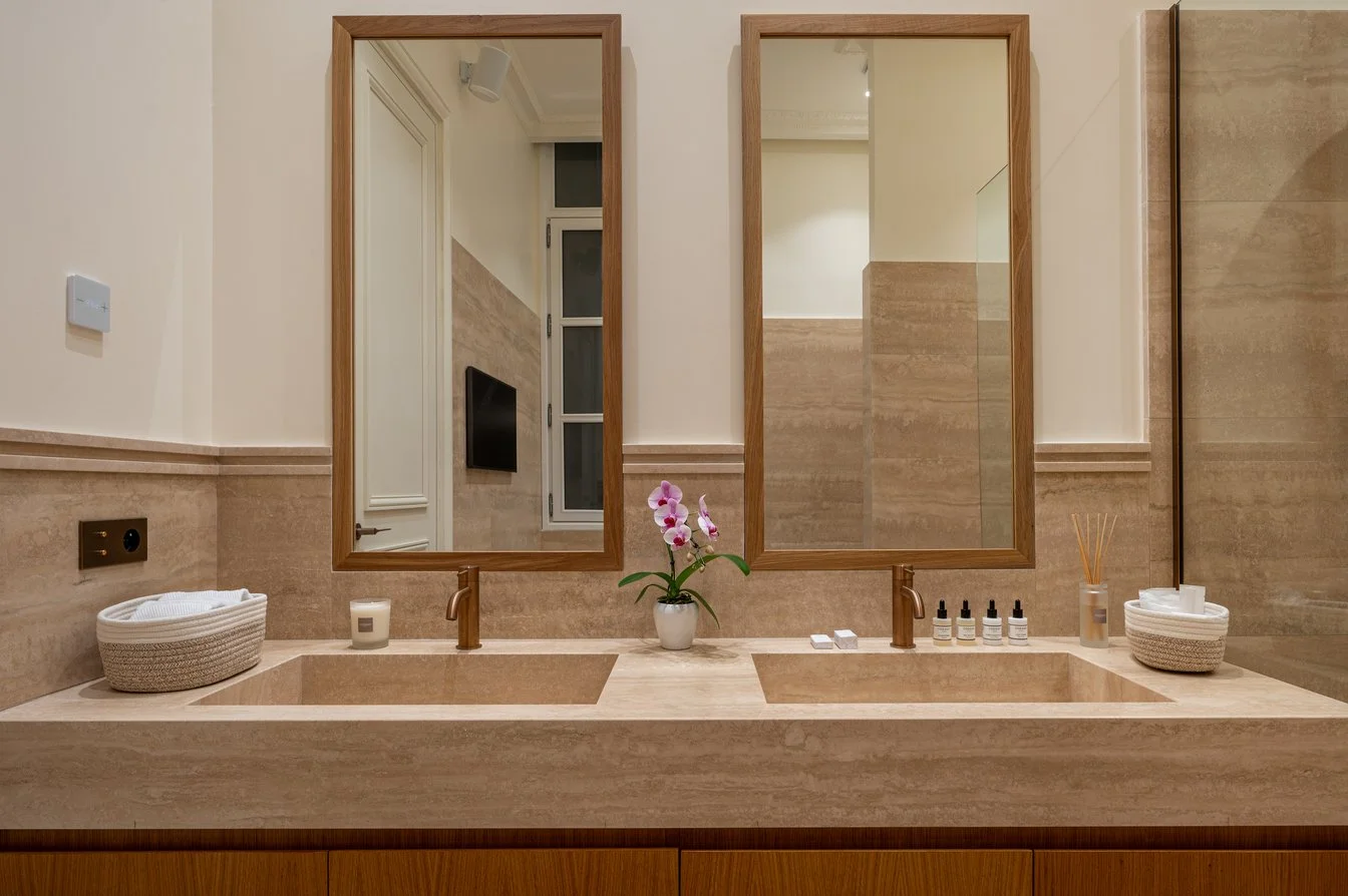 Paris Montaigne - Luxury apartment bathroom