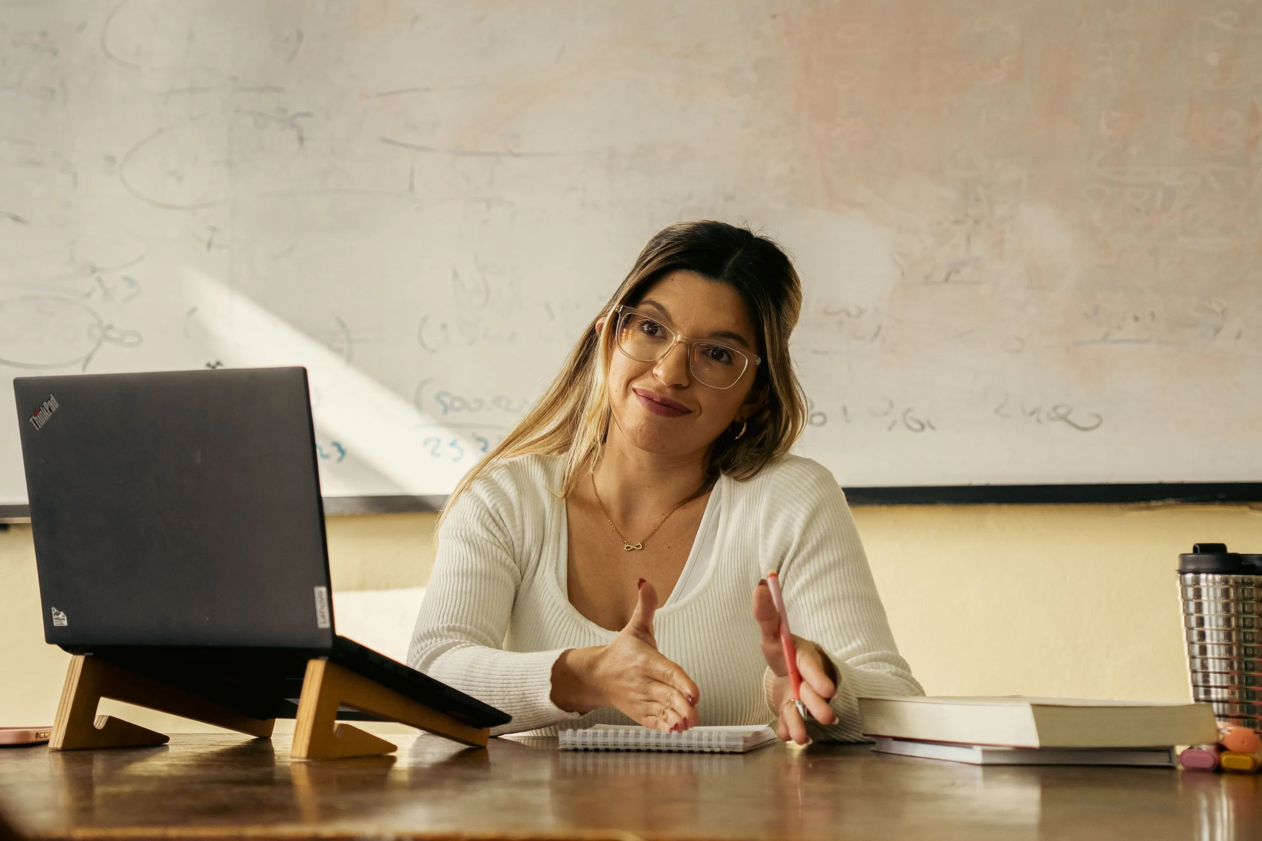 A virtual teacher in the middle of a lesson