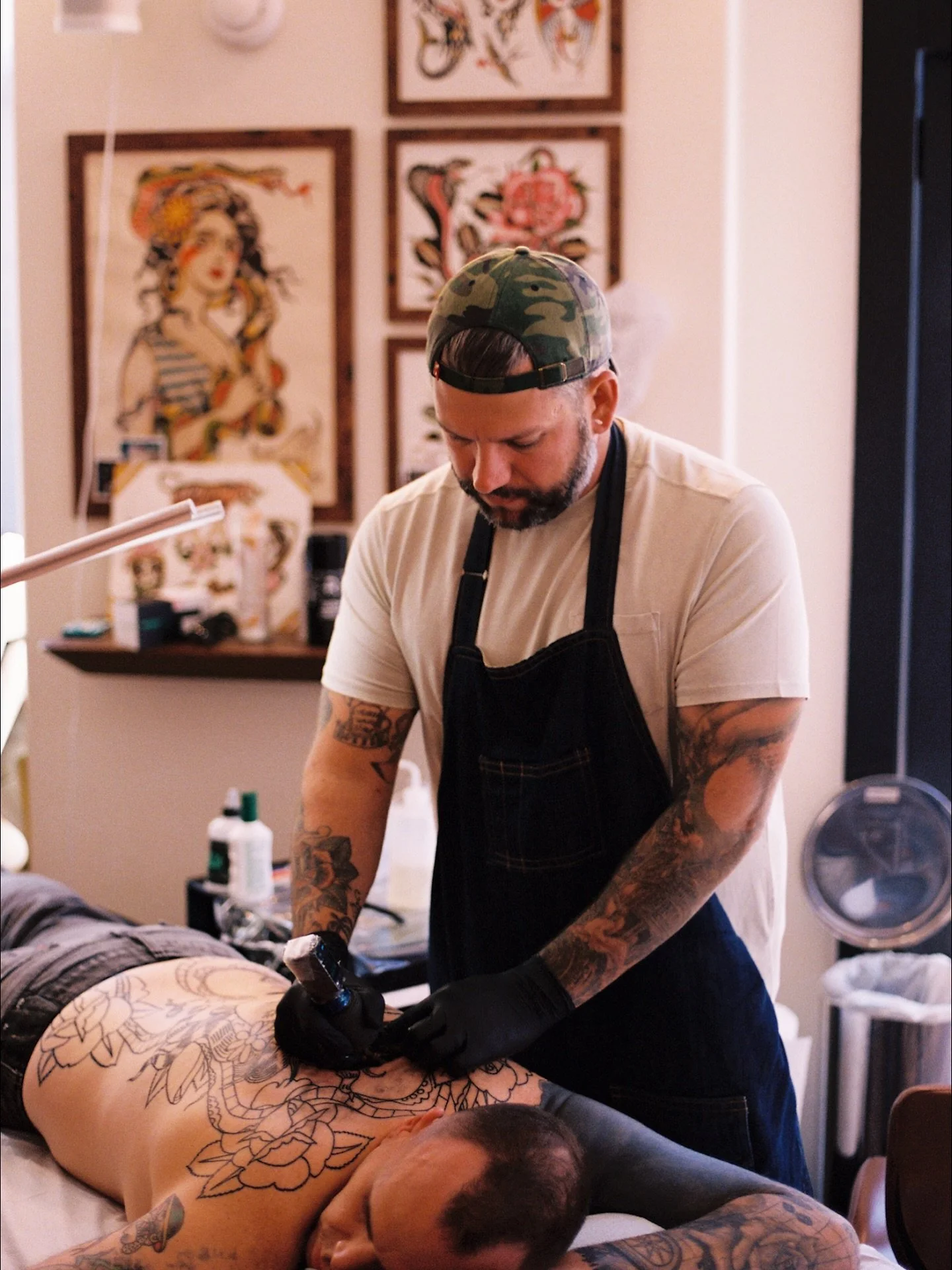 IT&rsquo;S OUR GUY JEFF&rsquo;S BIRTHDAY TODAY!!!! 🥳 Sound off in the comments to wish him a happy one&hellip; and don&rsquo;t forget to get on his calendar for September 😎

#tattoo #tattoos #tattooartist #tattooshop #tattoostyle #traditionaltattoo