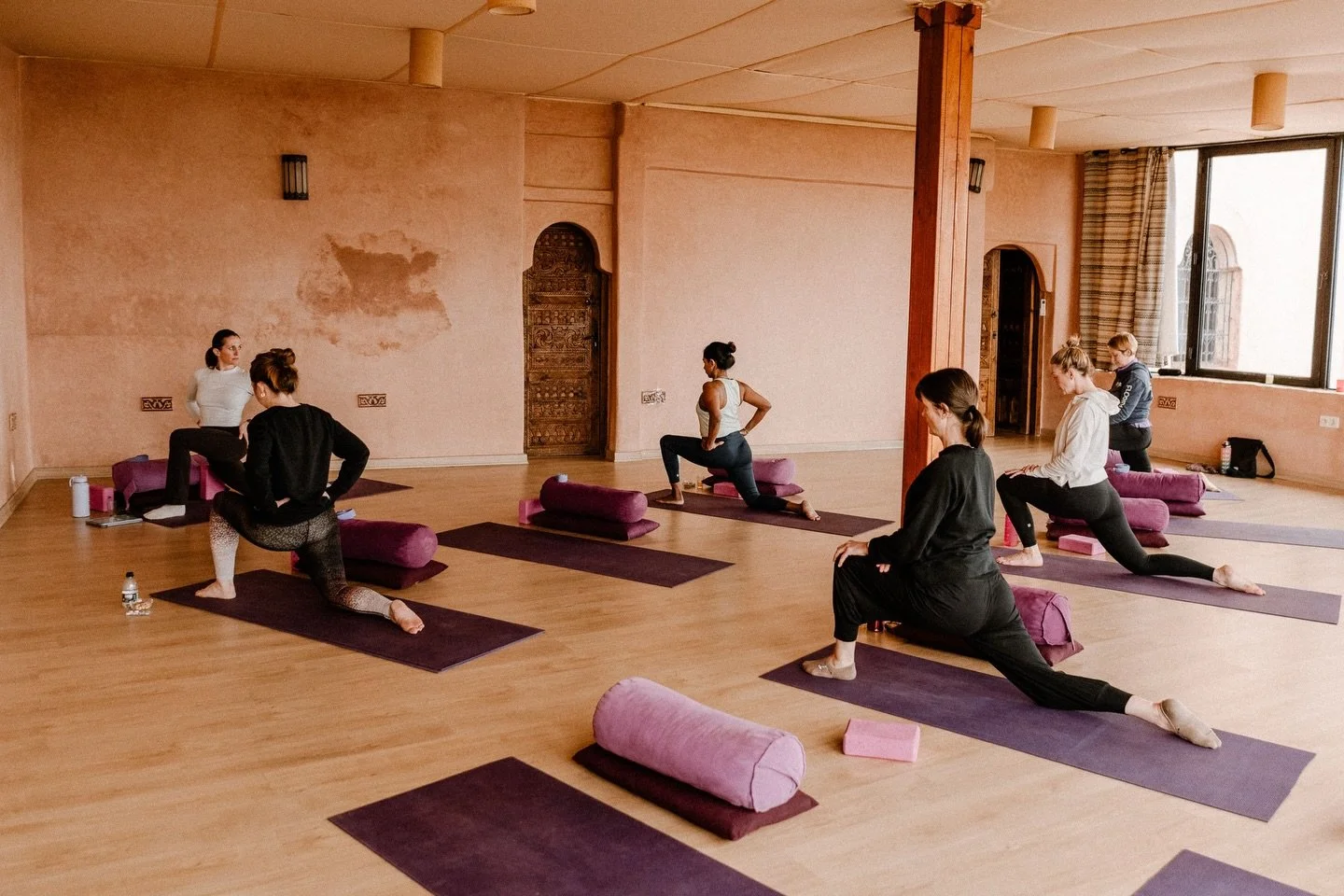 Still dreaming of Morocco? So am I 🌞🌿

These photos were taken during one of the workshops I taught on the HOLD retreat in Morocco - slow, focused sessions where we had the time to really explore, refine, and settle into the work. 

If you felt a p