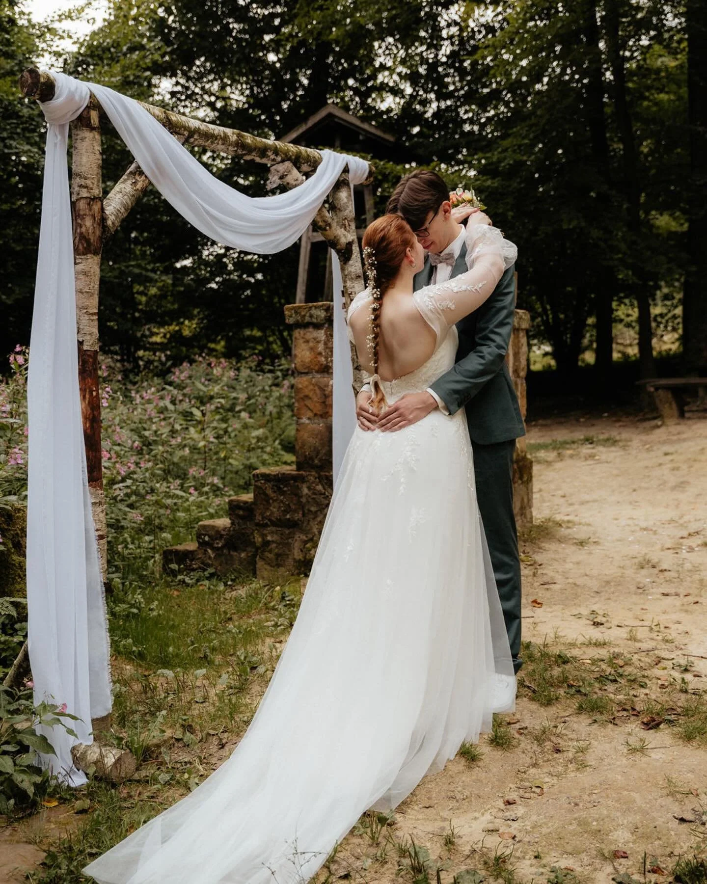 Ein Foto h&auml;lt nicht nur einen Moment fest - es bewahrt ein Gef&uuml;hl 🥰 

#wedding #freietrauung #bielefeld #nrw #waterboer #waterboerbielefeld #authenticlovestories #weddingphotography #hochzeit #hochzeitsfotograﬁe