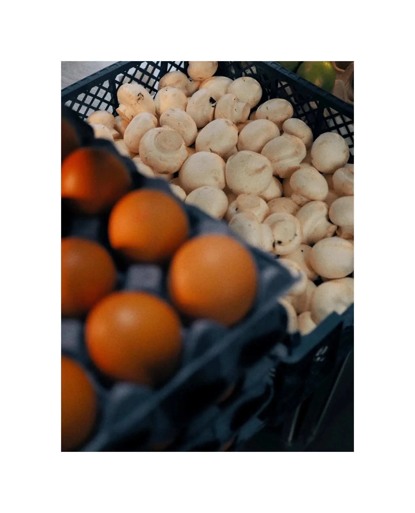 Did you knowww, we get fresh produce, butchery and bakery deliveries (pretty much) every day! 

We prep all our produce fresh in the early morning before we open ready for the days service.

Our partners at @heathsfreshproduce , @whgaytonandsons and 