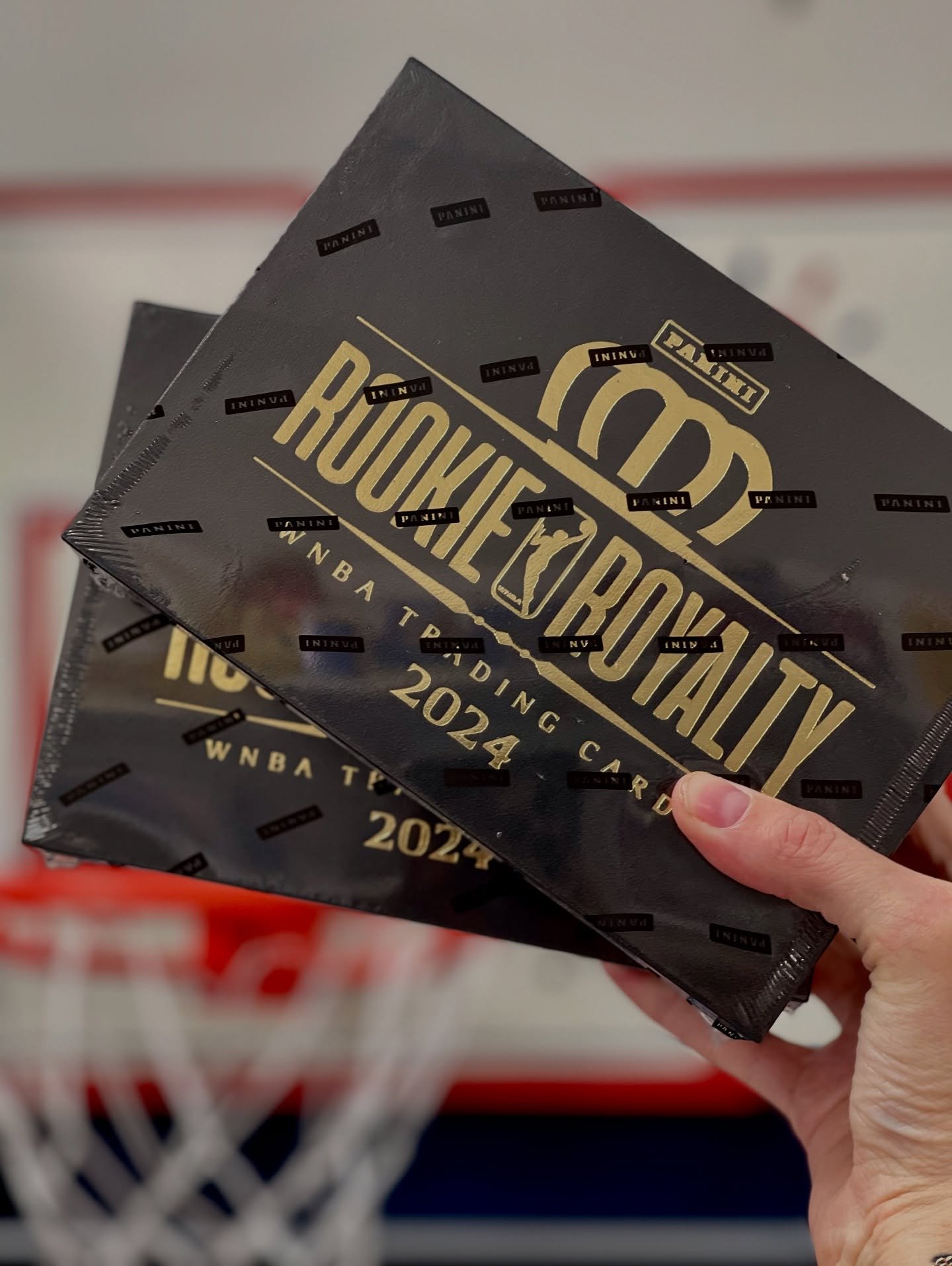 🔥 JUST DROPPED🔥
We&rsquo;ve got 2 sealed boxes of the 2024 @paniniamerica Rookie Royalty WNBA, the ultimate high-end chase!

Each box = 1 guaranteed on-card auto from Caitlin Clark &lsquo;24 ROY or Angel Reese, &amp; 1 Downtown/Kaboom! insert featu