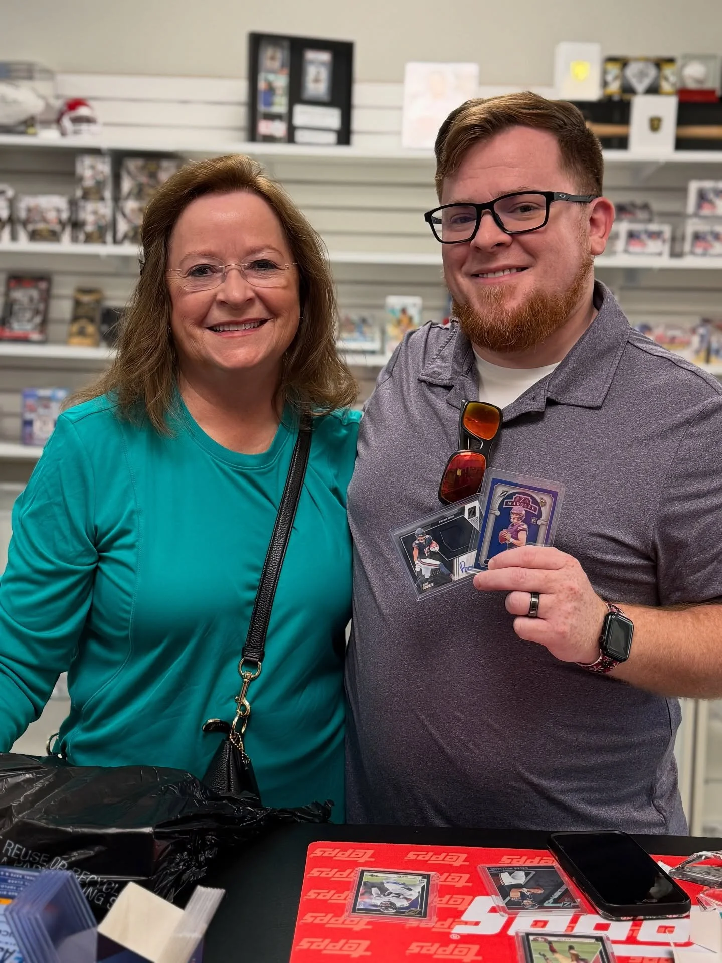 🚨 #CoolMomAlert 🚨
When it’s her birthday but she surprises YOU with a 2024 Zenith Football Hobby Box instead… talk about legendary mom status! 🙌
Check out some of the awesome pulls from today 🔥 Thanks for hanging out with us in the