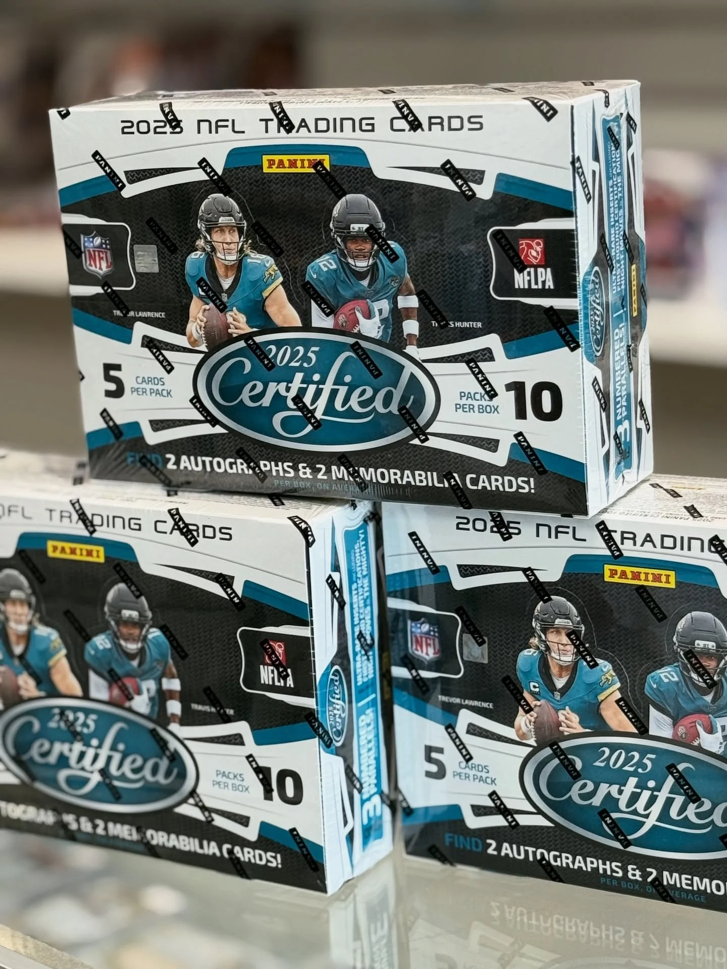 🏈 CERTIFIED IS HERE 🏈
2025 @paniniamerica Certified Football has officially landed at Cardboard Heroes!
Each hobby box delivers 🔥
✨ 1 Freshman Fabric Signature
✨ 1 Additional Autograph
✨ 2 Memorabilia Cards
✨ Plus chases like Piece of the Game Sig