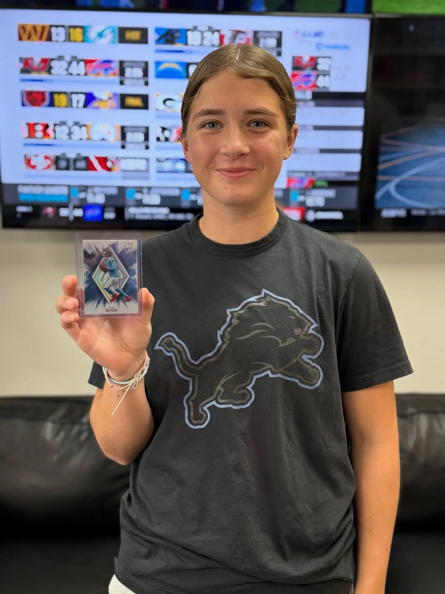 Nothing better than watching a father-daughter duo roll into the shop and rip packs together. 💥 

Not only did they have an absolute blast, but SHE walked away with the case hit. Yes&hellip; a Cam Ward Color Blast. Talk about a NICE win. 🔥

#panini