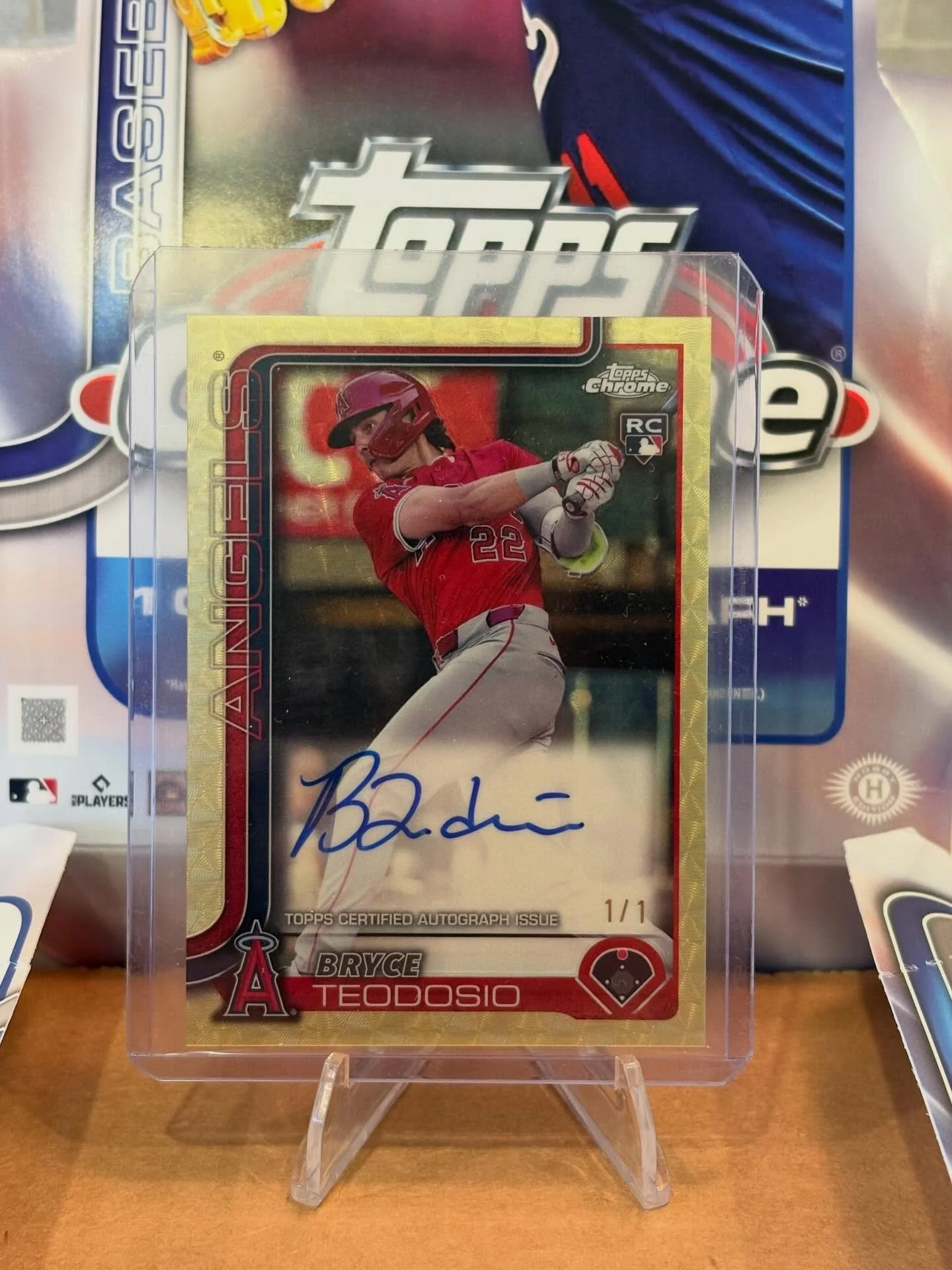 The new @topps Chrome Update has been on fire in the shop!  Check out these 2 amazing hits our customers pulled. 

Bryce Teodosio rookie superfractor 1/1 autograph

Nick Kurtz rookie black geometric refractor 3/10

We will have more Topps Chrome Upda