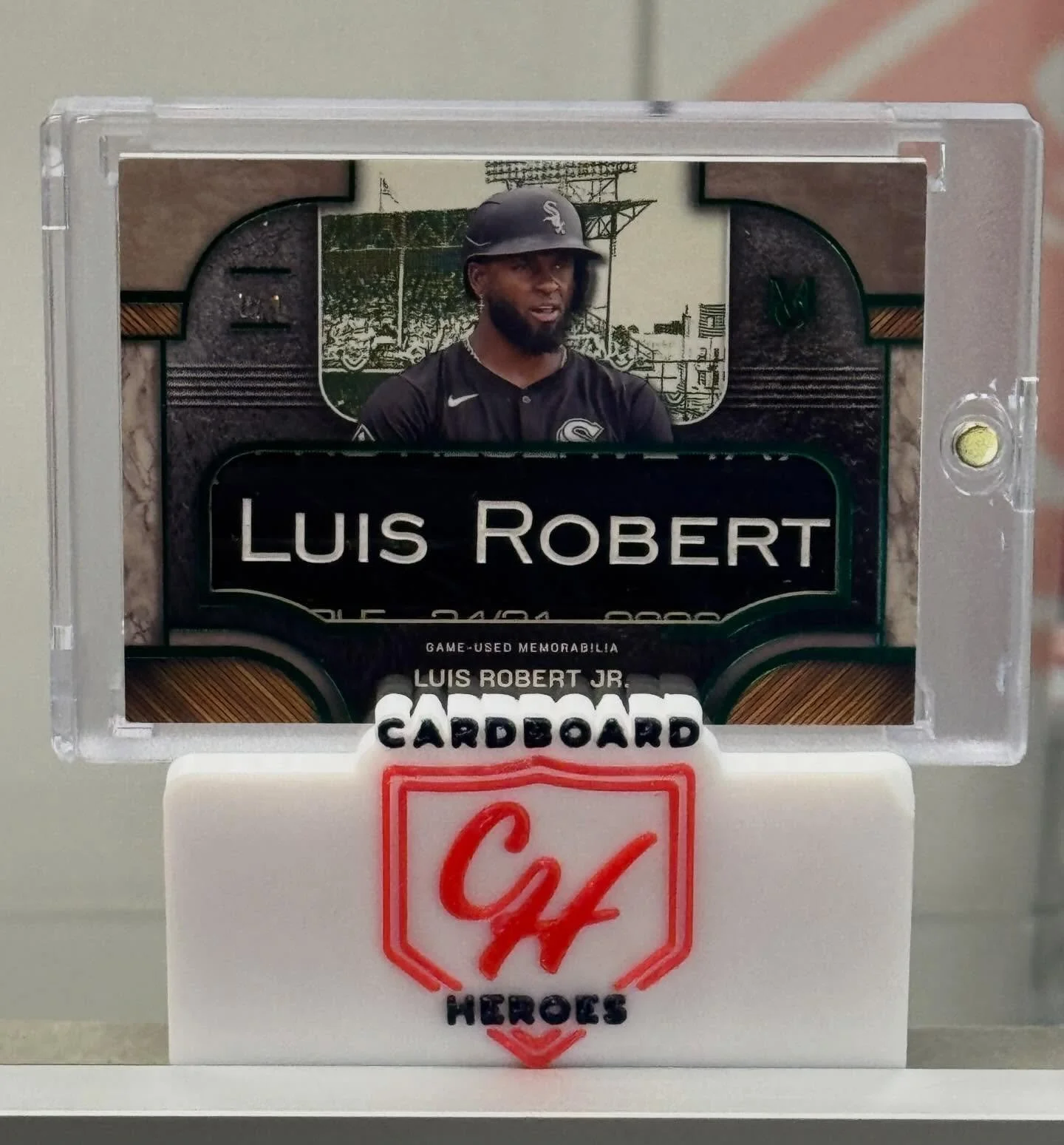 Always love when bat barrels show up in shop!!

New customer visited the shop and proceeded to pull this amazing @luisrobertm56 bat barrel out of @topps Museum Collection!

1/1 bat barrels are tough to beat!!