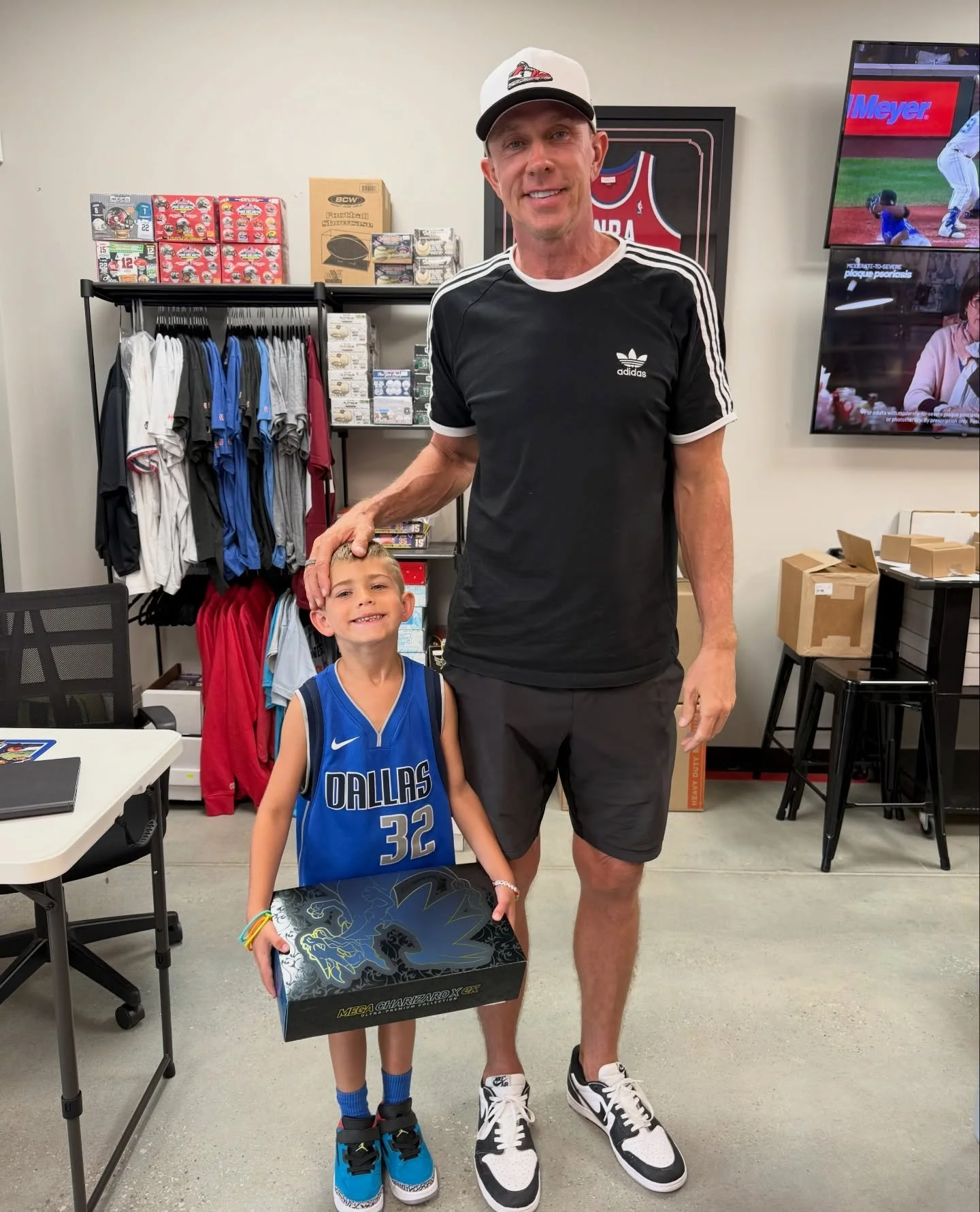 Recognize this former NBA player?🏀🏀

Today we had a great visit from former NBA player Bob Sura and his son, thanks to one of our customers who brought them by to rip some packs at the shop!

Bob enjoyed a successful 10-year NBA career, suiting up 