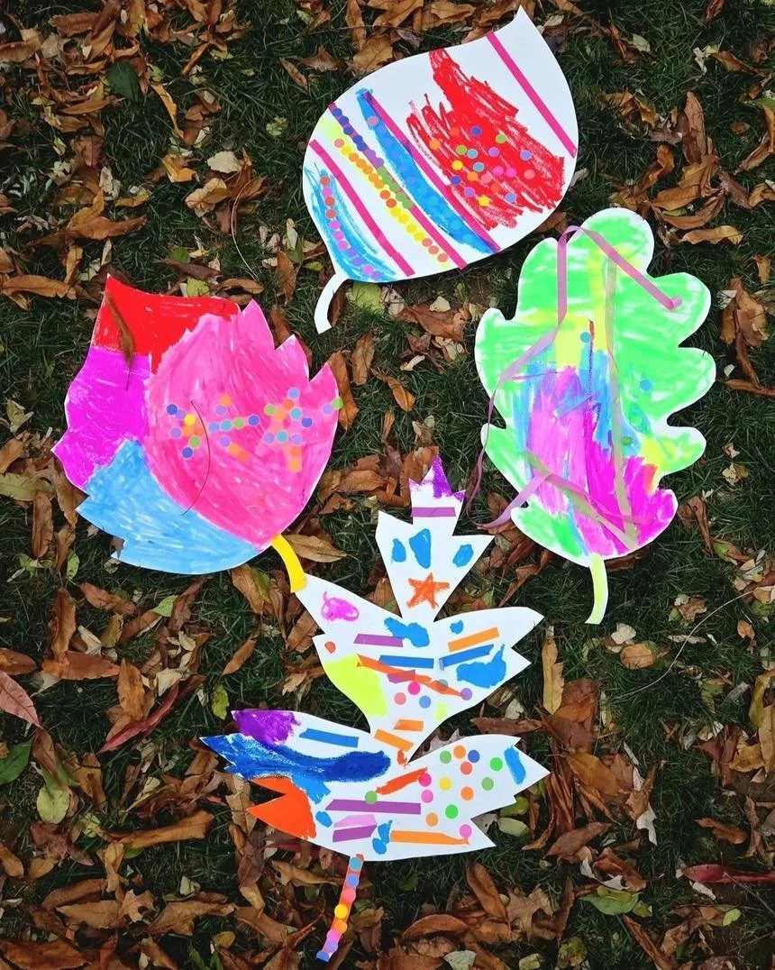 ✨️🌿🎨🍂 

What a magical morning! @earthandart.playclub had their Autumnal Art &amp; Play Party! 🤎

&mdash;Giant mixed media leaves and allll 
the messy sensory play. Check it out!