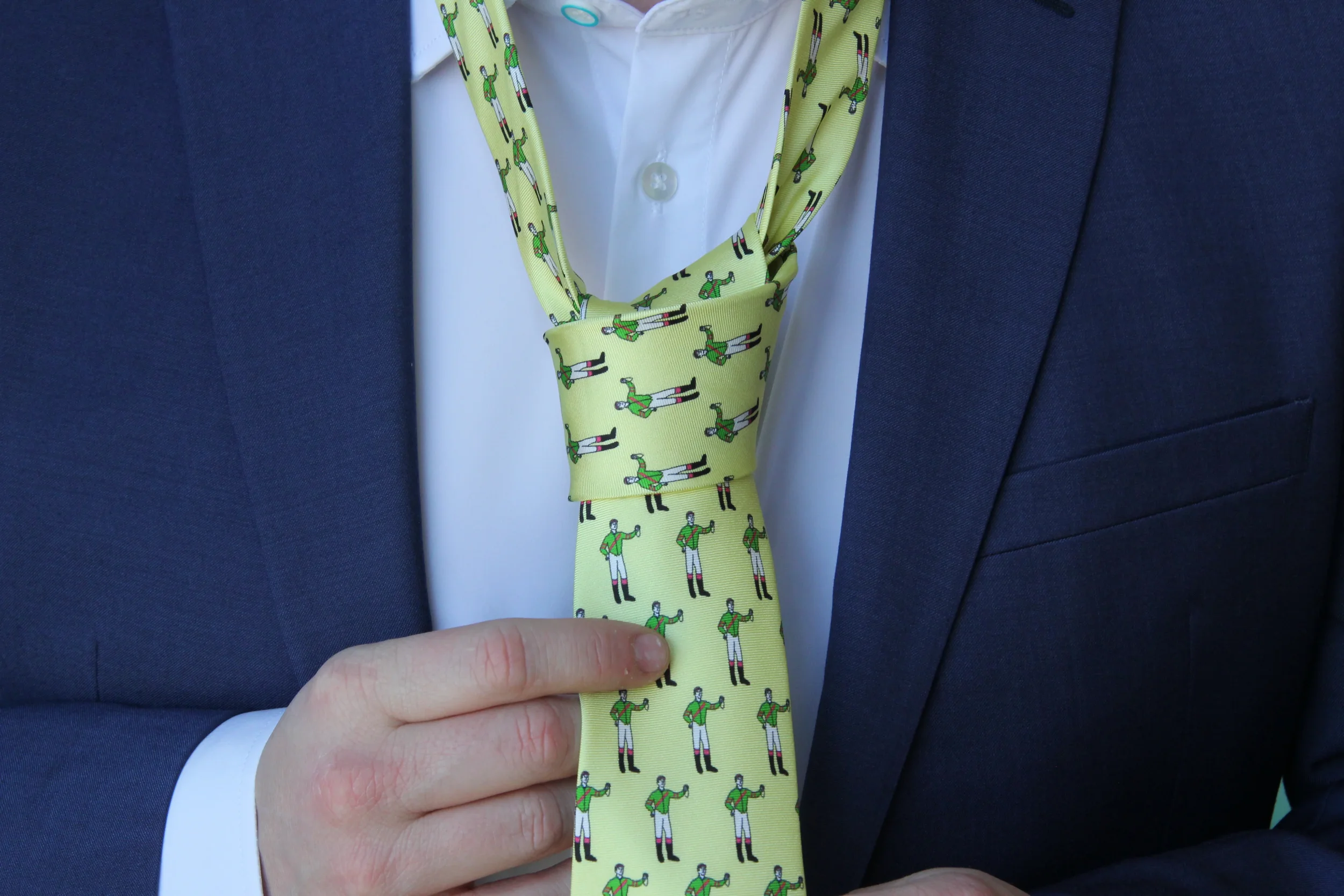 jockey-necktie-green-knot.webp