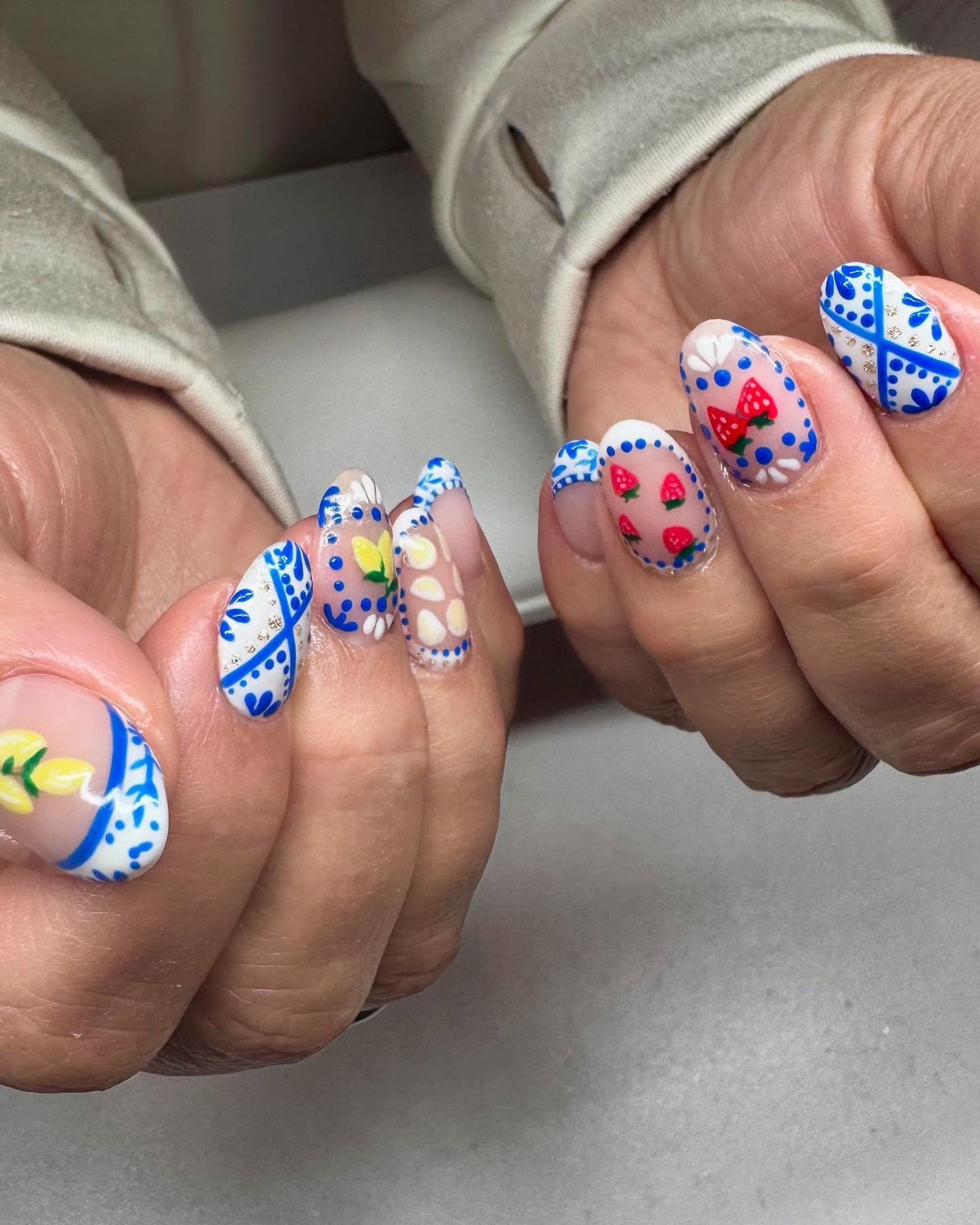 &bull; Italian Summer + Strawberry Lemonade &bull;
🍓🍋🍓🍋
Need I say more??! We may be stuck in the PNW all summer at home in Spokane BUT when you have nails like these you can pretend you&rsquo;re on the Almafi Coast sipping on some limoncello 🍋?