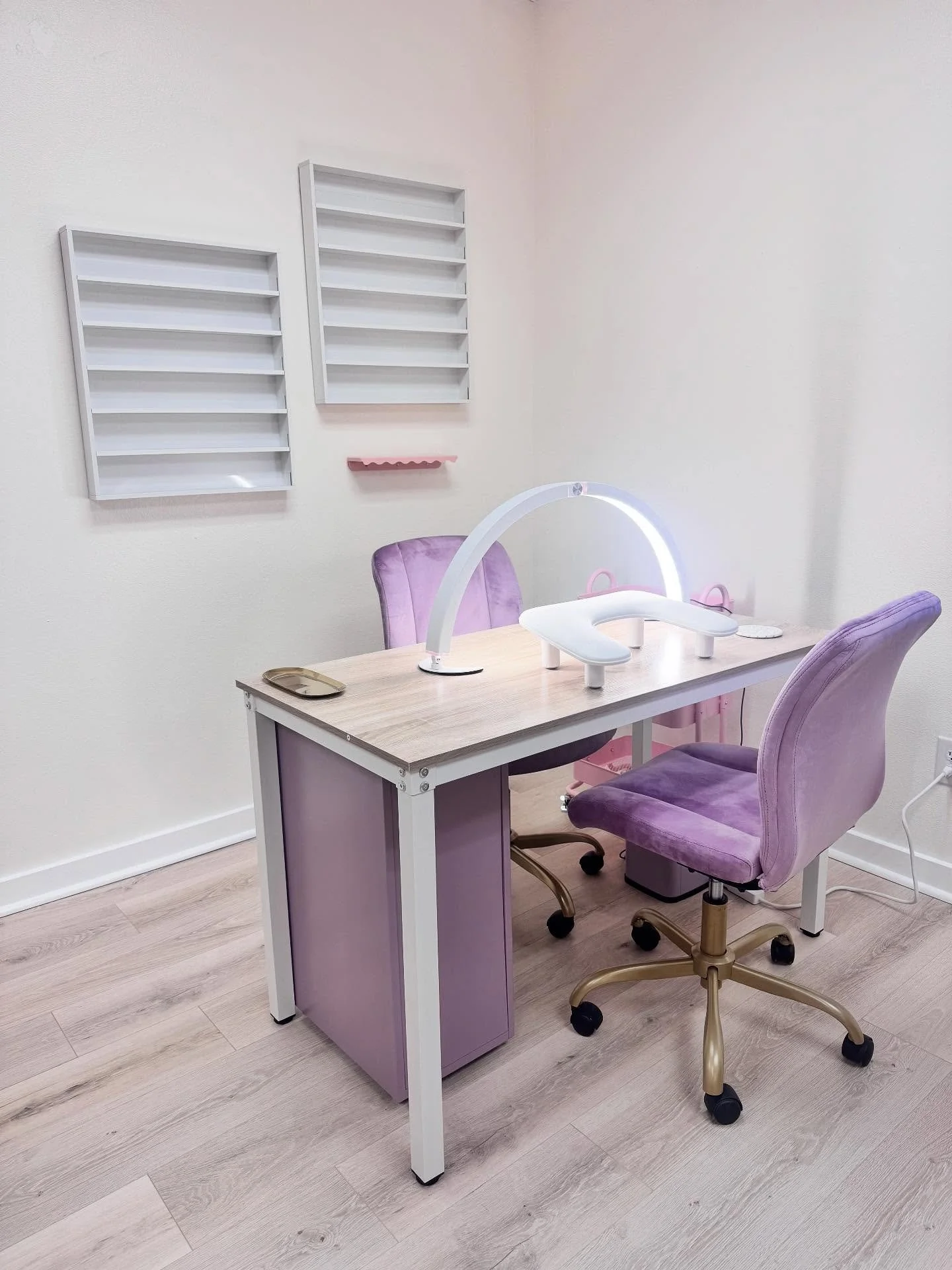 I am so happy &amp; excited to say that I officially have a nail station for rent! This was some time in the making, but if you&rsquo;ve been wanting to find a new place to call home, look no further! 

✨ Nail station available for rent at G. Luxe Na