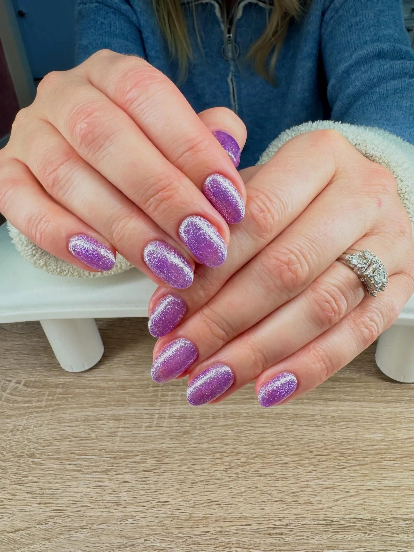 Something about these solid glitter nails make my heart so happy ✨ They are reminding me of little glitter ornaments! I bet they look really pretty under the tree&hellip;or down in Chile where this client gets to go spend several weeks!!! 

Xoxo, Gem