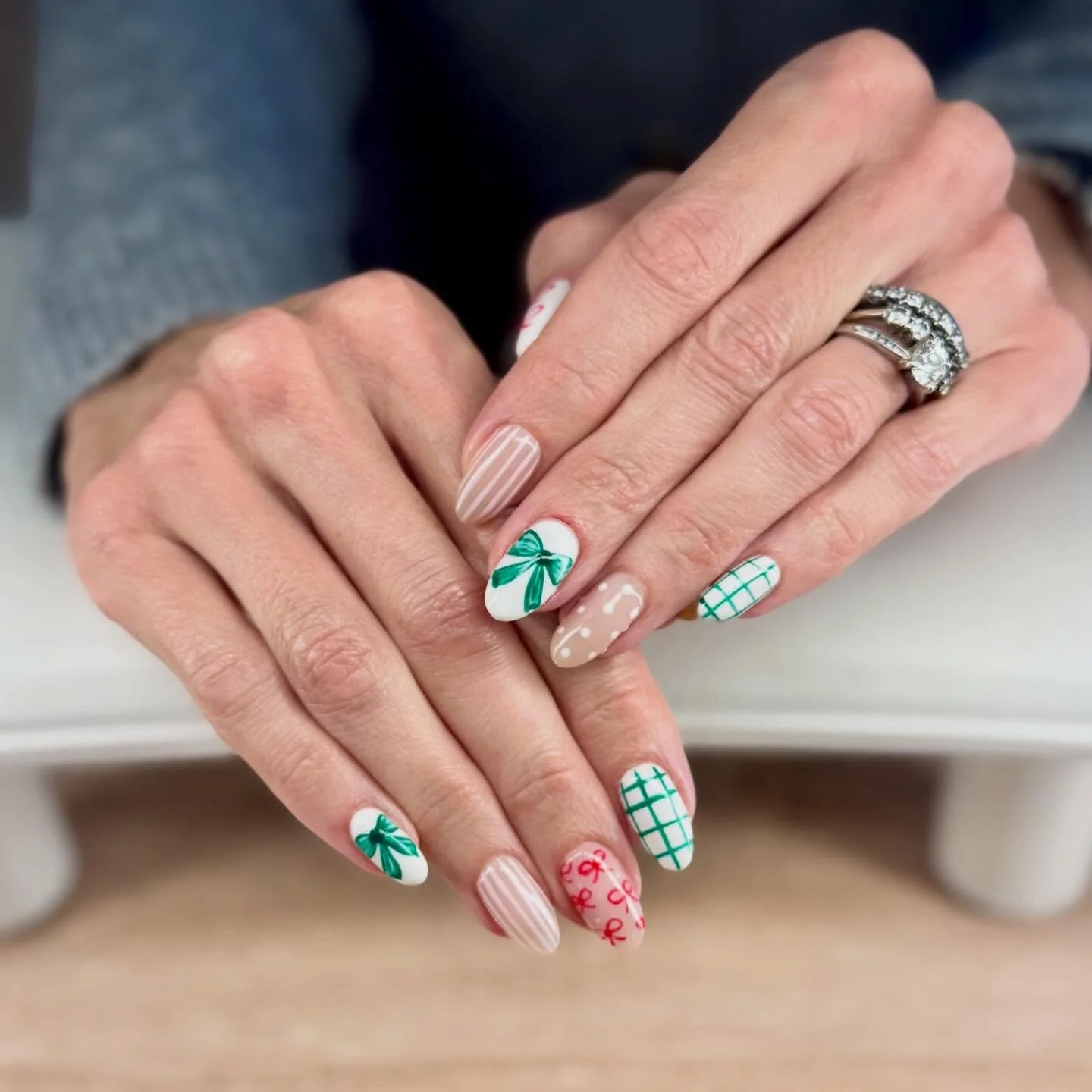 Christmas nails are here and I am absolutely for it!! ✨✨✨ Can&rsquo;t wait to see all@the fun sets you bring in that we can create 🎄❄️🎅🏼 

Xoxo, Gemmina