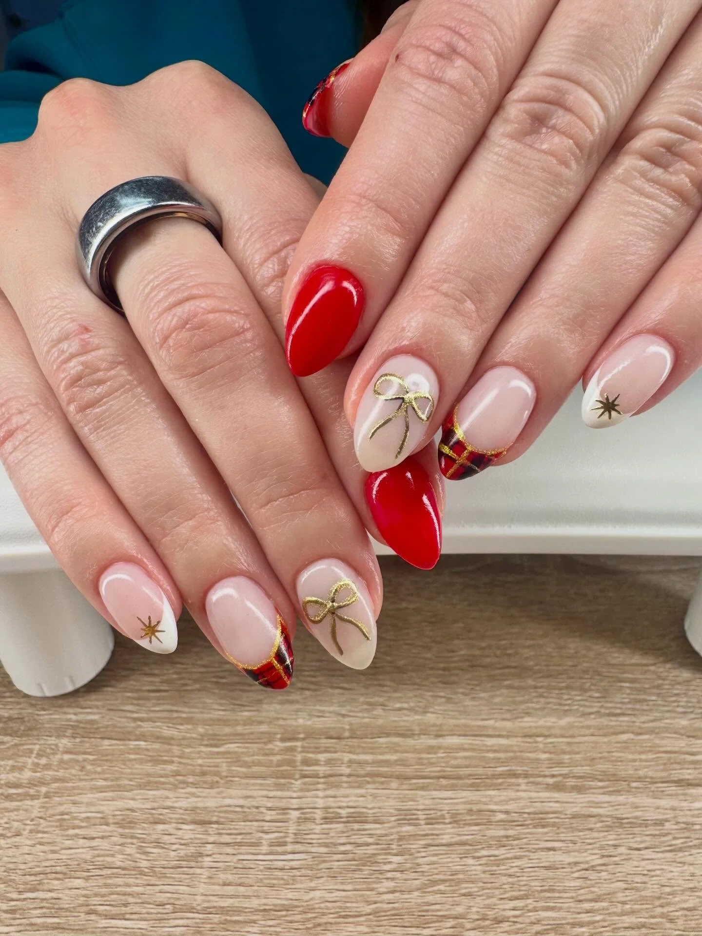 A little plaid + bow + golden touches = 
✨ magical Christmas nail set ✨

Xoxo, Gemmina 
#spokanenails #christmasnails #holidaynails