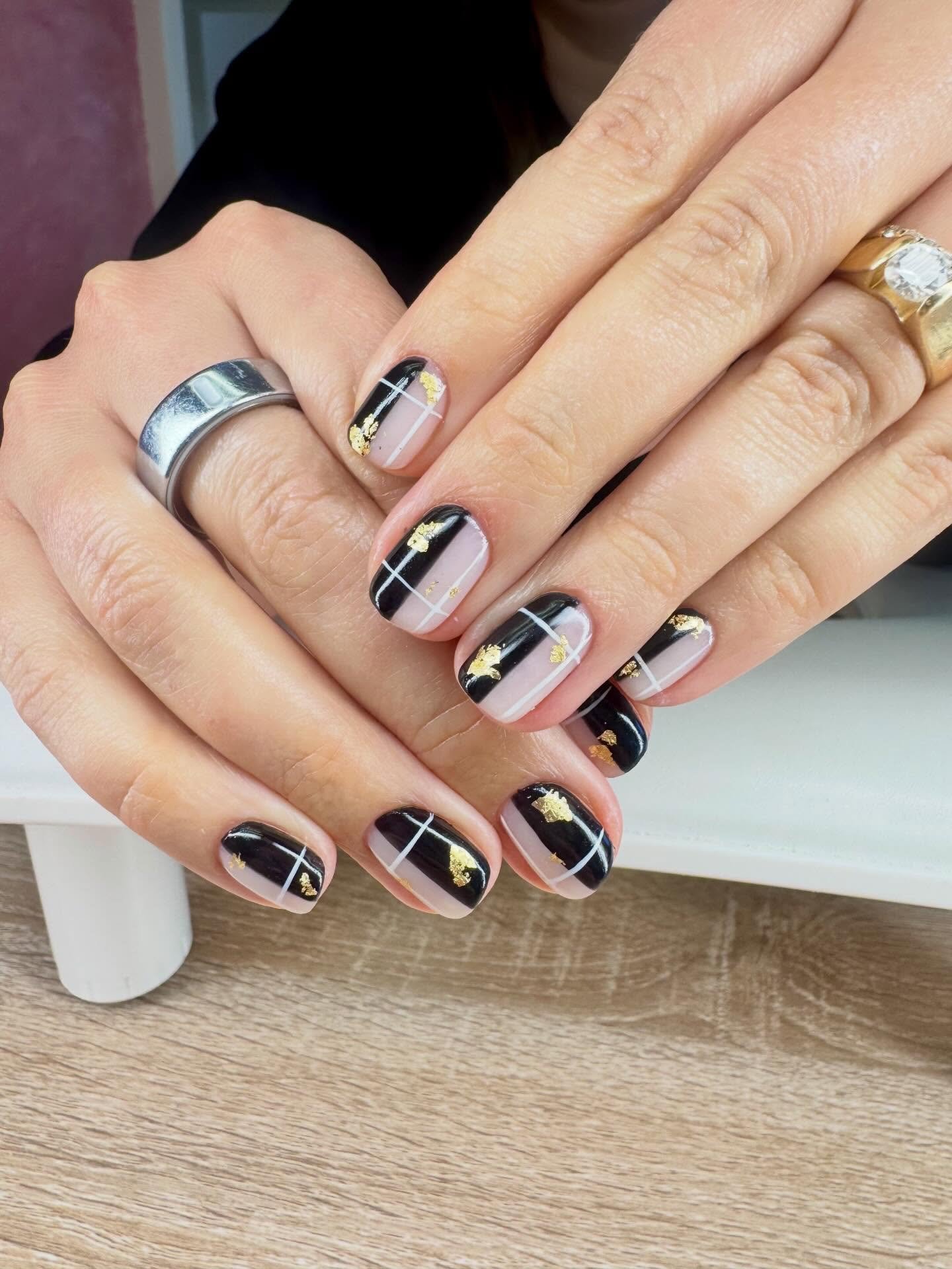 This look is G I V I N G 🖤
Simple, clean, classic aesthetic with artistic edge. The gold foil brings it to a level I just love. More sets like this please!! 

Xoxo, Gemmina 

#spokanenails #nailsbygem #januarynails