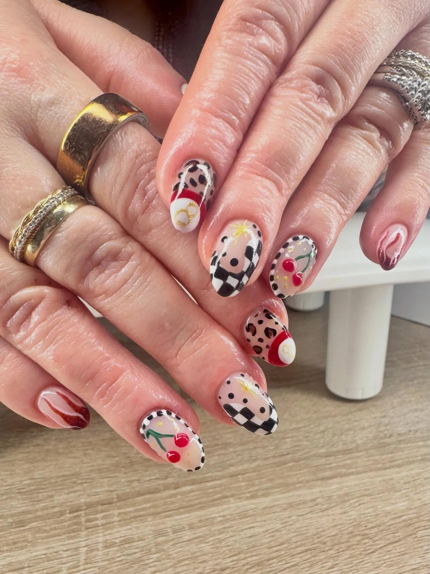 This set was a moment for me ⚡️ my client graciously let me do what I wanted and I have been sitting on this set for a minute! She gets to take it on vacation to see @gwenstefani at the Sphere in #lasvegas 
✨✨✨

Xoxo, Gemmina
#gelnailsdesign #imjusta