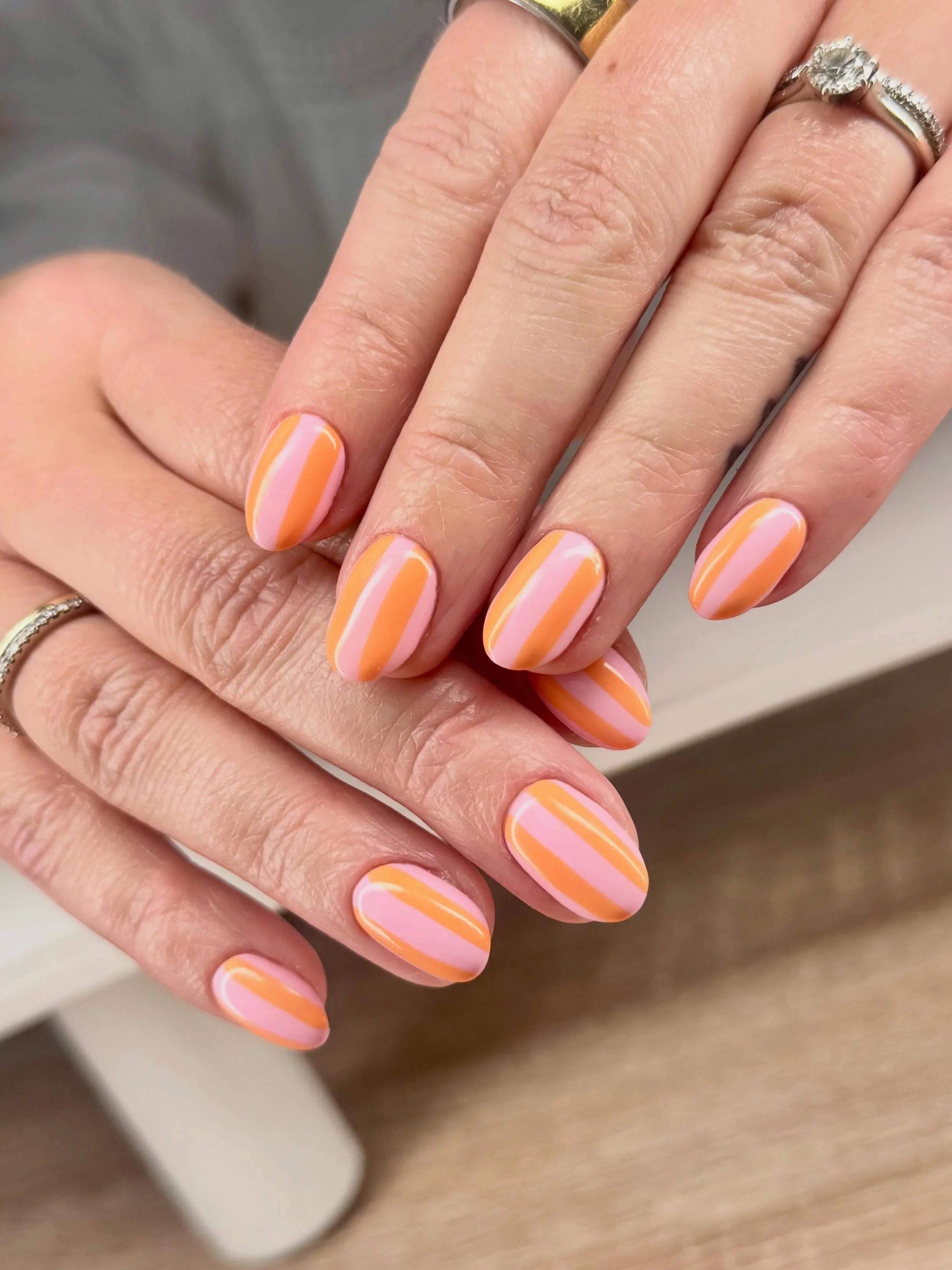 I&rsquo;m vibin&rsquo; with these stripes this summer season ☀️ 
Reminds me of a good swimsuit or beach towel 🩷🧡🩷🧡 

Xoxo, Gemmina

#spokanenails #buildergel #stripednails #trendingnails
