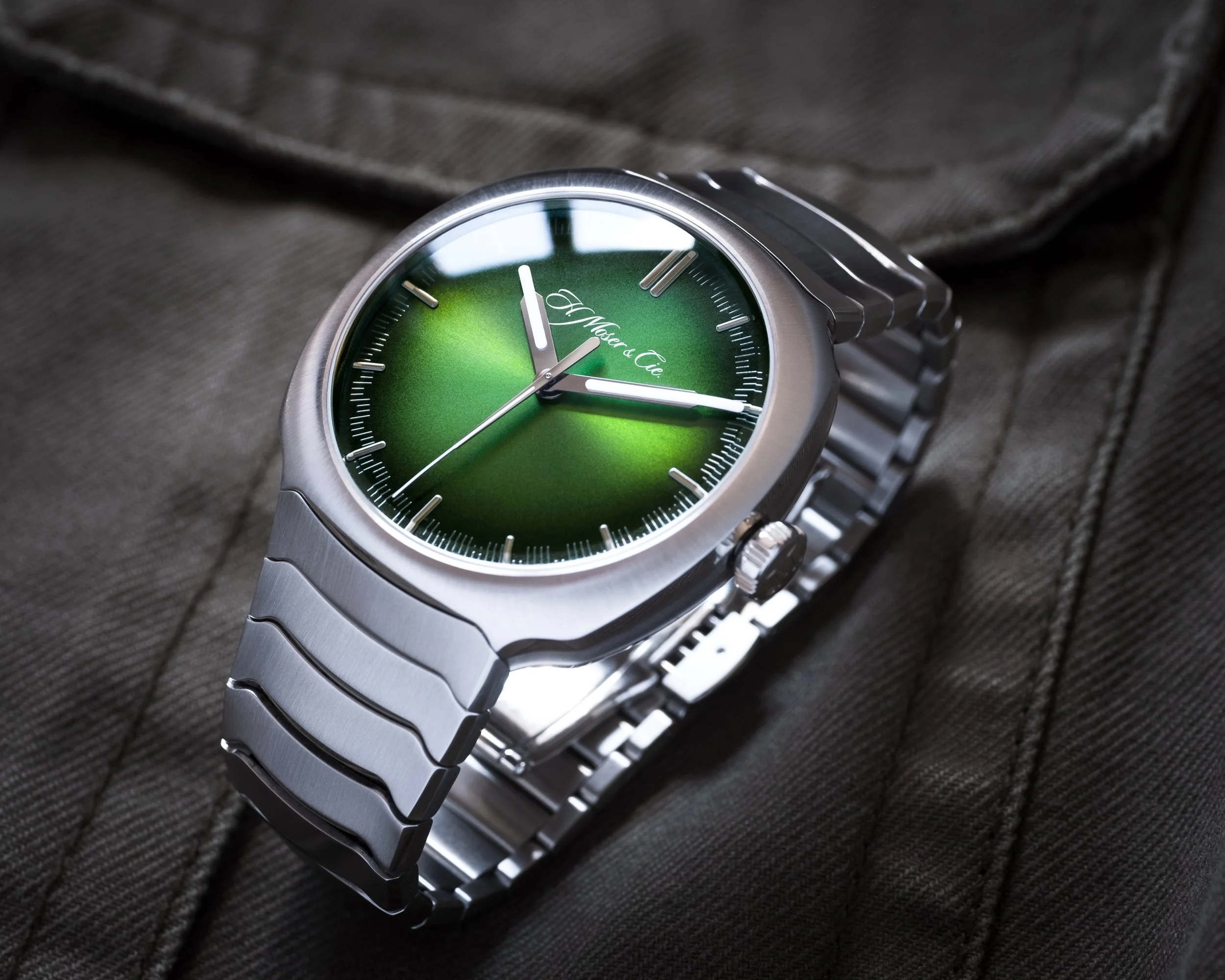 HMoser_6200-1200_Streamliner_CentreSeconds_MatrixGreen_Lifestyle-5_Jacket.jpg