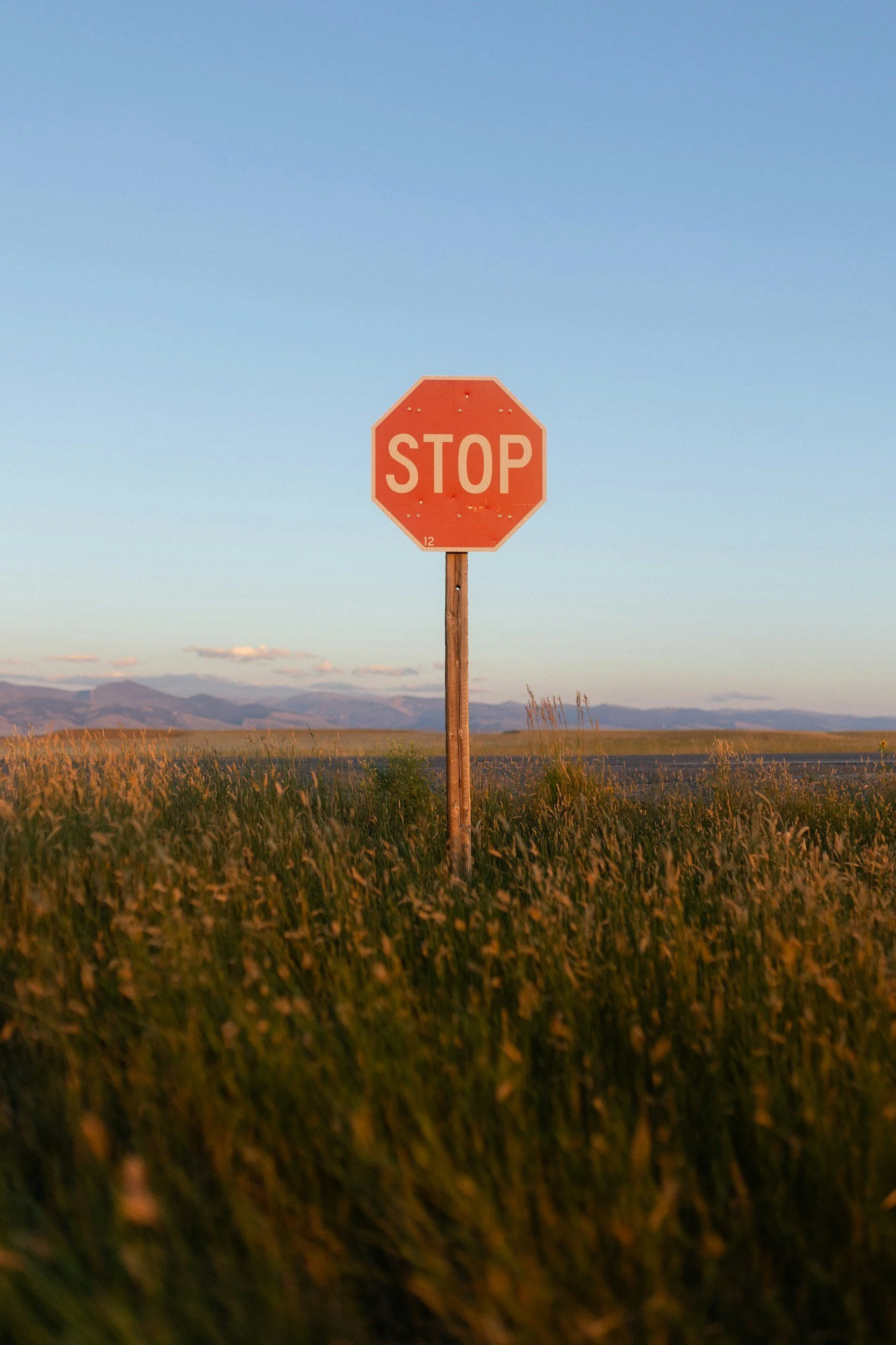 Stop sign symbolizing the need to pause training, listen to pain signals, and prevent injury in rehab-focused fitness