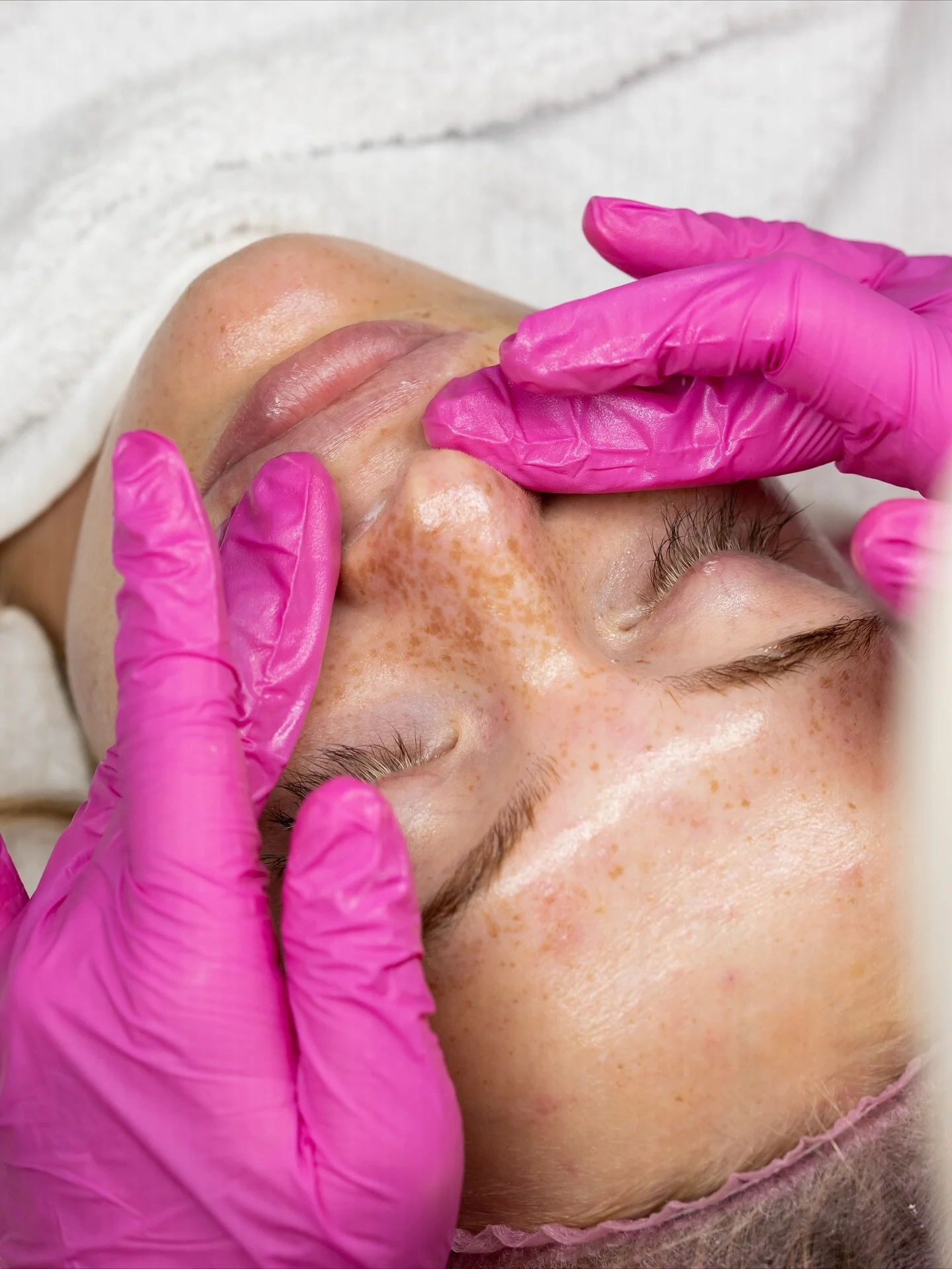 G&ouml;nn dir eine Auszeit und lass dich von @sabina.gc_ mit einem wohltuenden Aquafacial verw&ouml;hnen. Von sanften Basisbehandlungen bis hin zu intensiven Tiefenreinigungen &ndash; Sabina ber&auml;t dich individuell und sorgt f&uuml;r strahlend sc