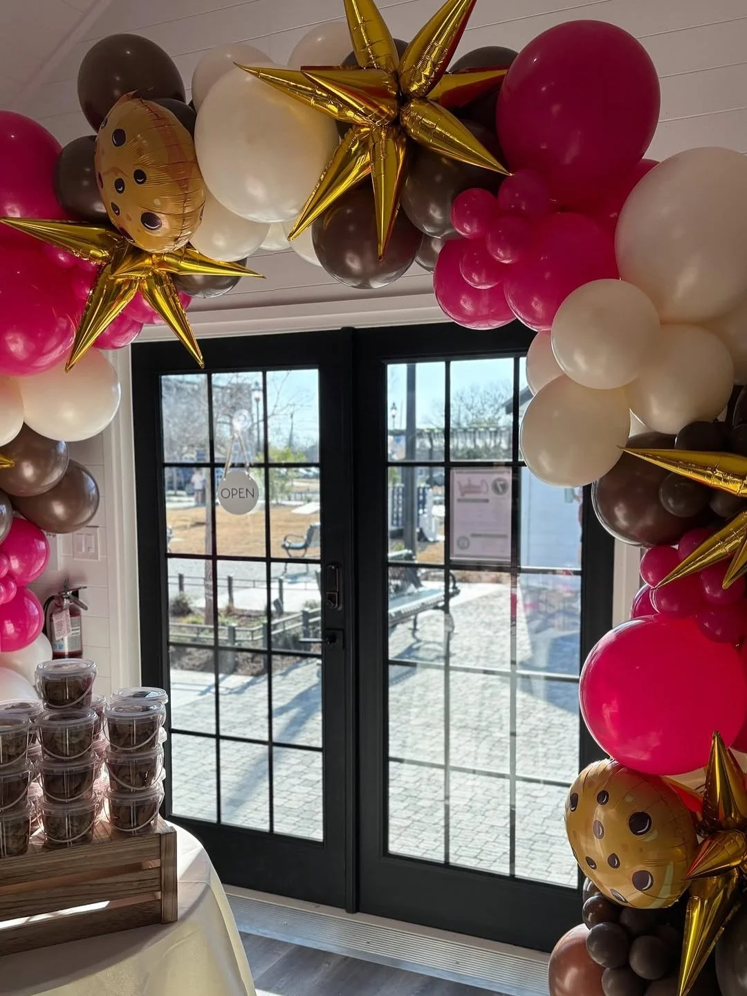 Cookies anyone? We created a balloon arch for the @comeback.cookie Grand Opening ✨

If you haven&rsquo;t already make sure you visit 
Fri 5-9PM, Sat 9-6PM &amp; Sun 12-5PM✨