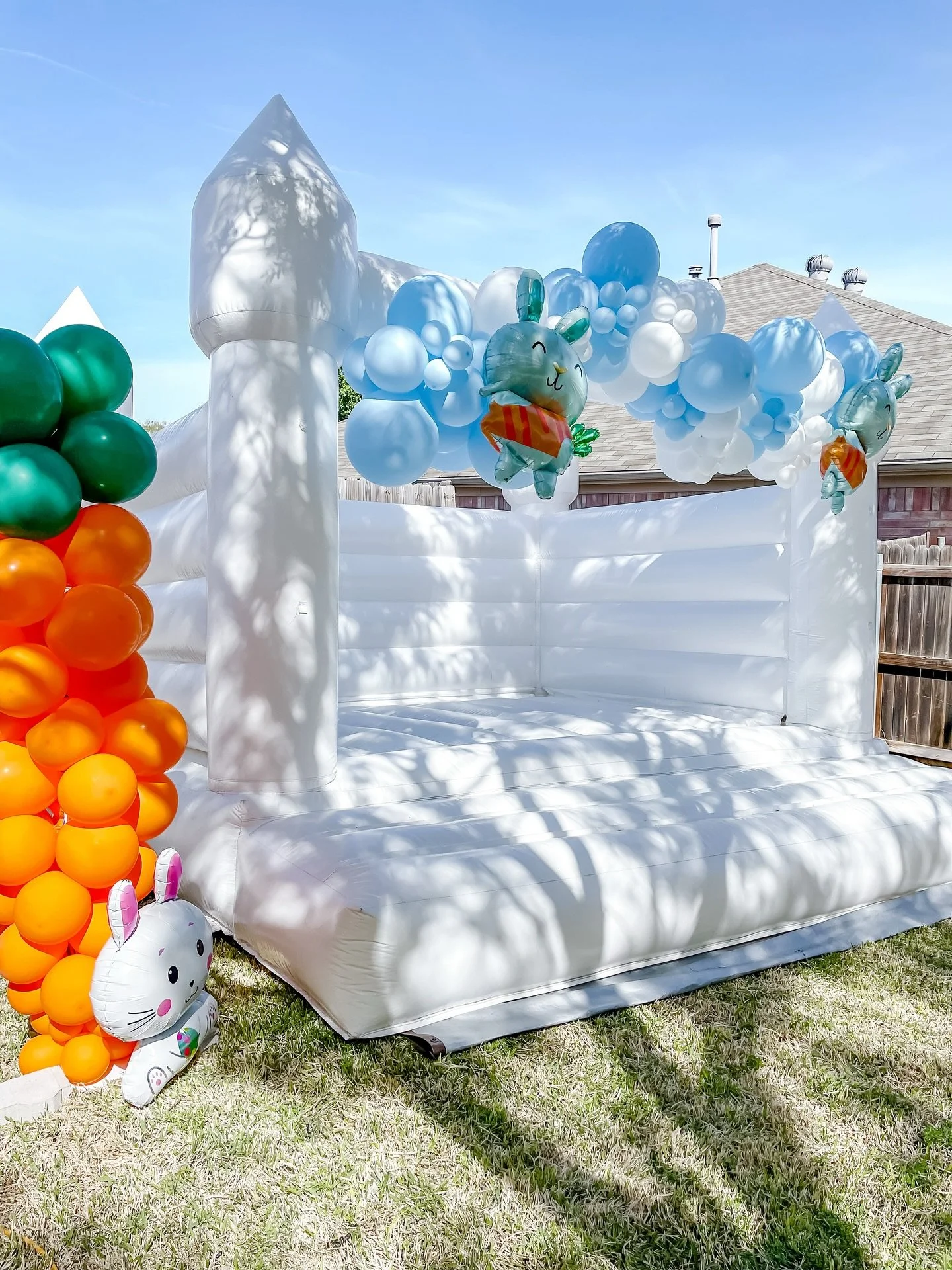 Backyard Easter party fun 🤩 Hop into the Holiday with balloon decorations 🐰✨

#radianceevents #easter #backyardparty