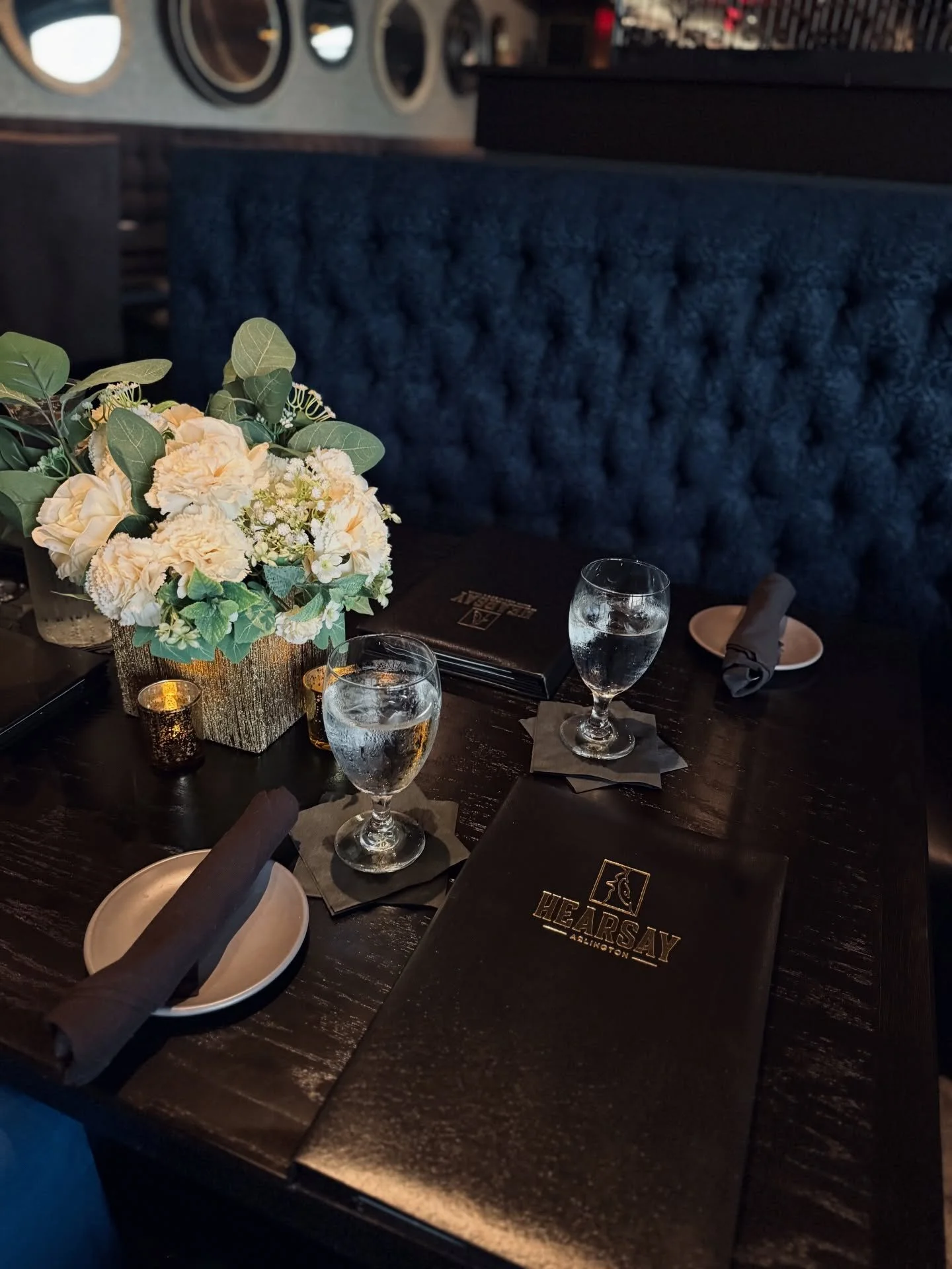 Party of 10 ✨ @hearsayarlington 

Book your next dinner party decorations with @radianceeventstx ✨
