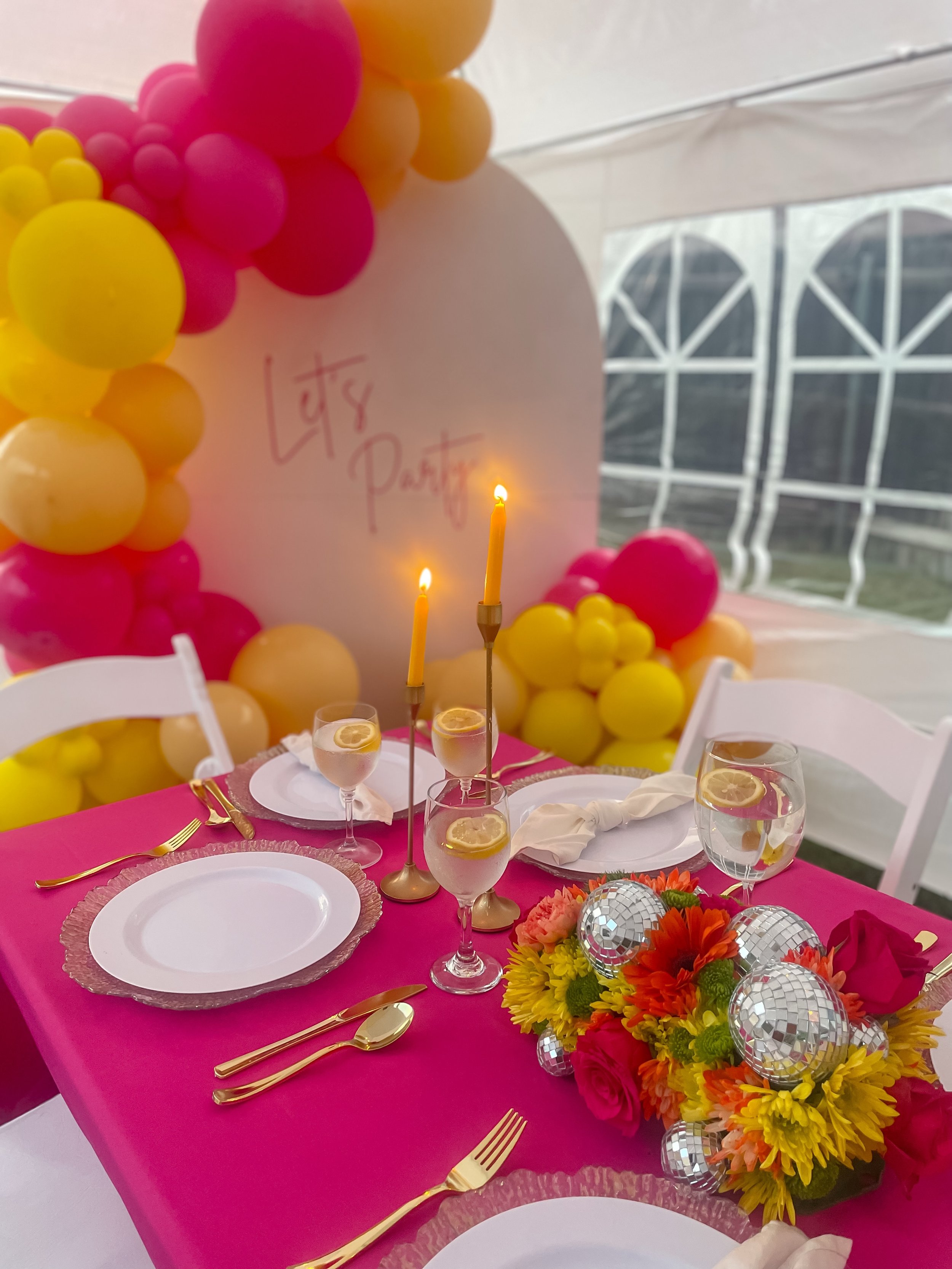 Let&rsquo;s Party 🎉

Who doesn&rsquo;t love a backyard dinner party?

Book your backyard party decorations with @radianceeventstx 🎉

Absolutely love this color scheme on the balloons 🎈 

Party of 12 🎉