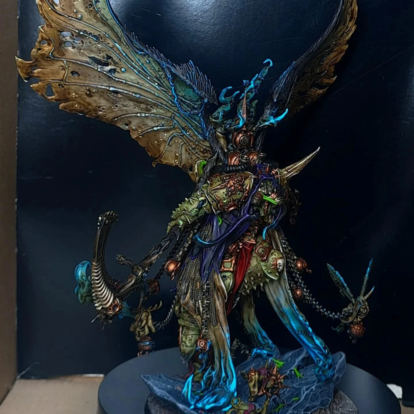 This guy has been in my drafts for a while. Mortarion, painted on commission to a Battle-Ready Standard (plus a little extra because he deserves it ❤️)

 Such a sick model, no pun intended!

#deathguard #warhammercommunity #warhammer40k #warhammer #m