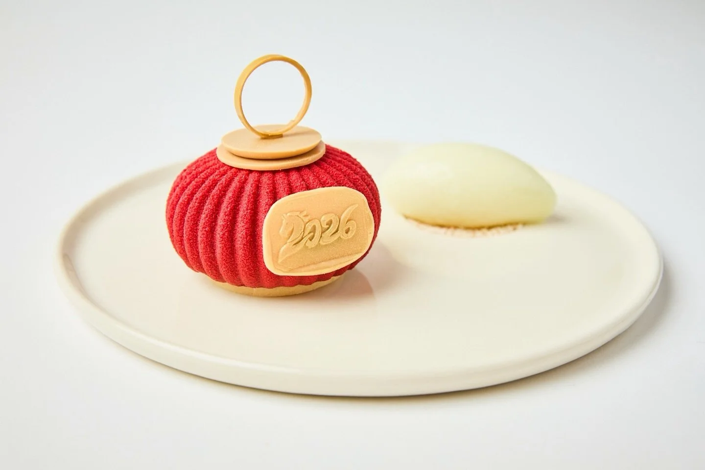 A modern tribute to Tang Yuan (湯圓), a dessert deeply rooted in togetherness and tradition, enjoyed during both Lunar New Year and the Lantern Festival.

Shaped like a lantern, this piece reflects the glow and symbolism of the season. Black sesame mou