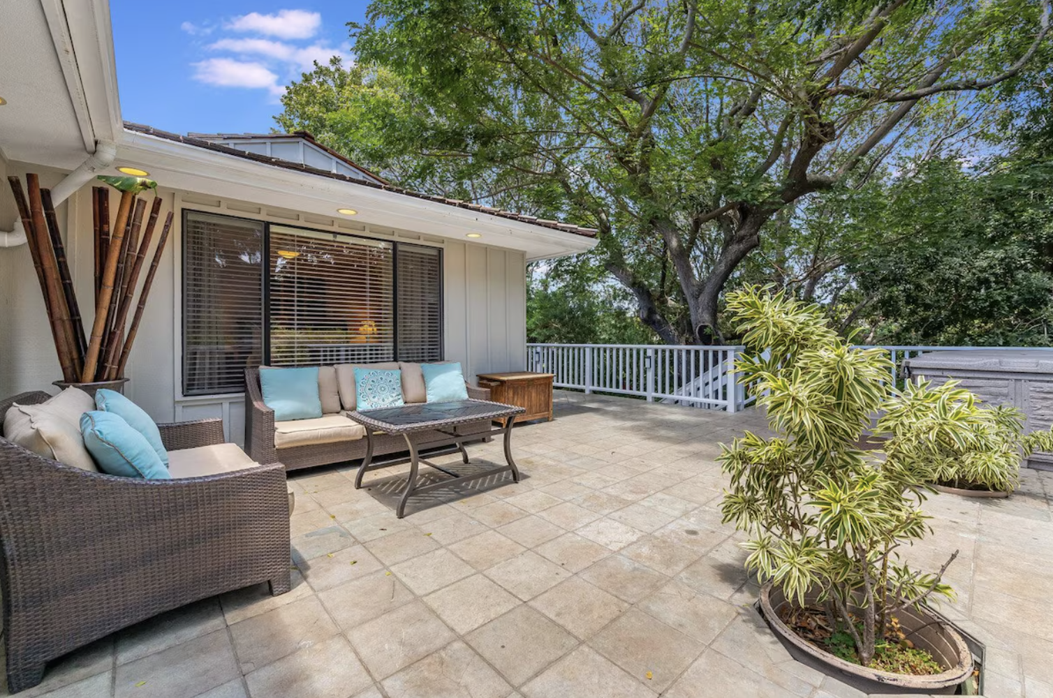 Main level outdoor lounge