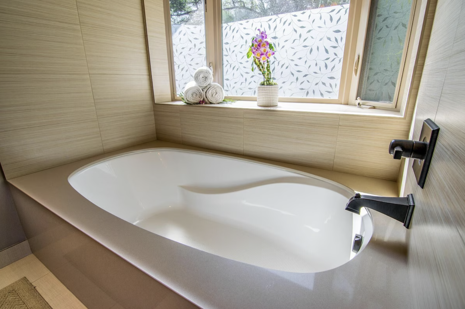 17Bathroom soaking tub.png