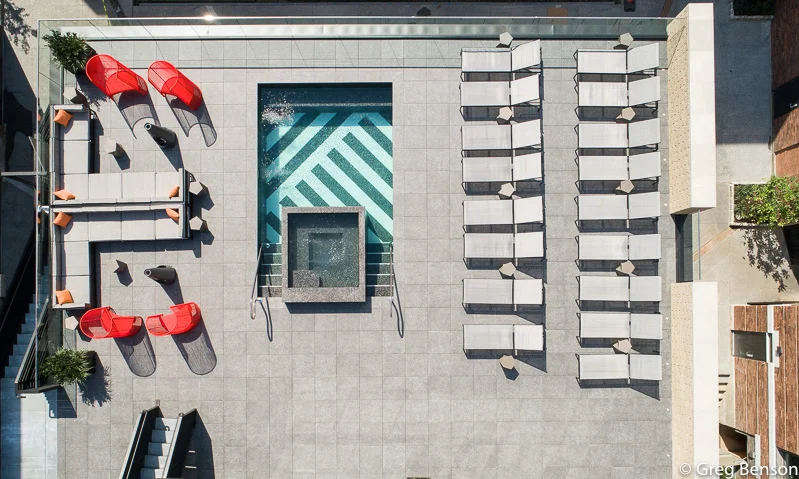 This urban pool isn’t much bigger than a large bathtub, but what an incredible invitation to dive right in.