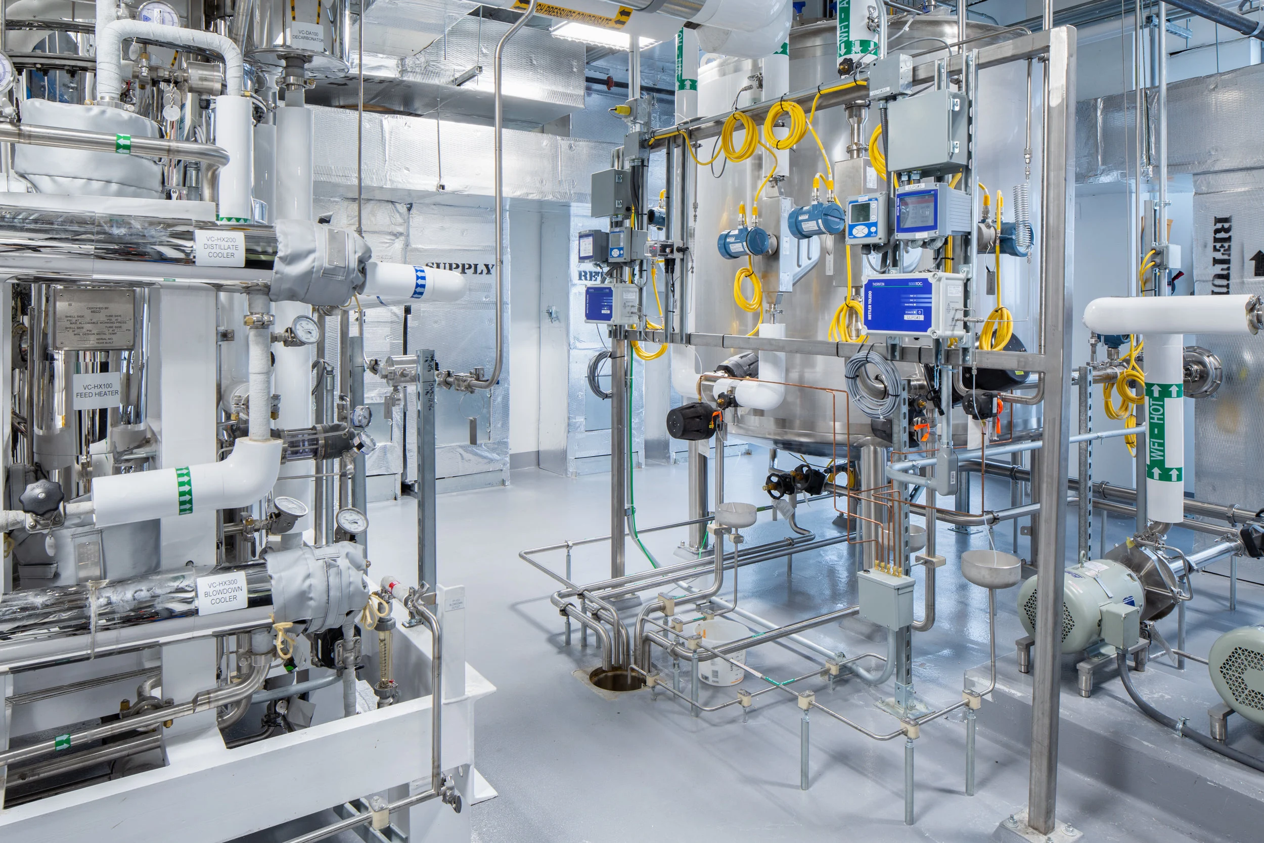 Cleanroom for pharma. Lots of equipment, zero dust.