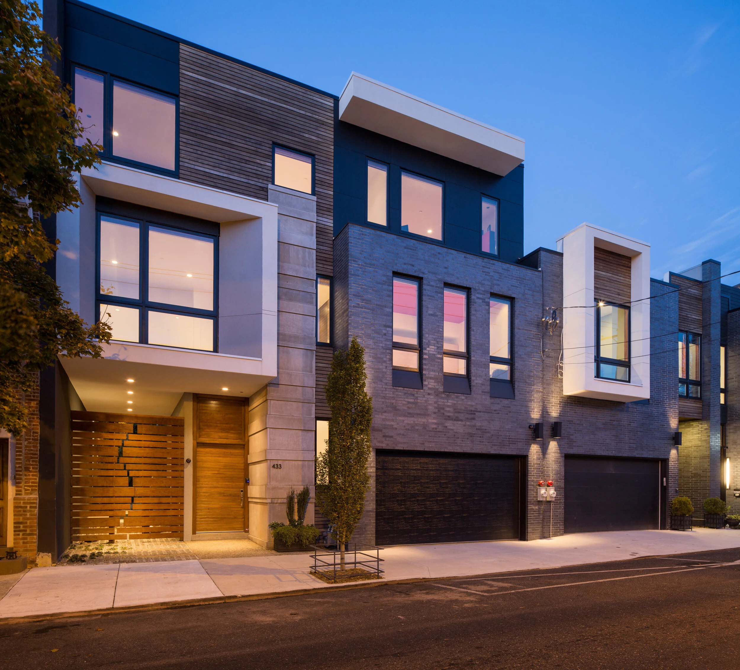 Intersecting and parallel rectangular planes bring this urban townhouse façade to life.