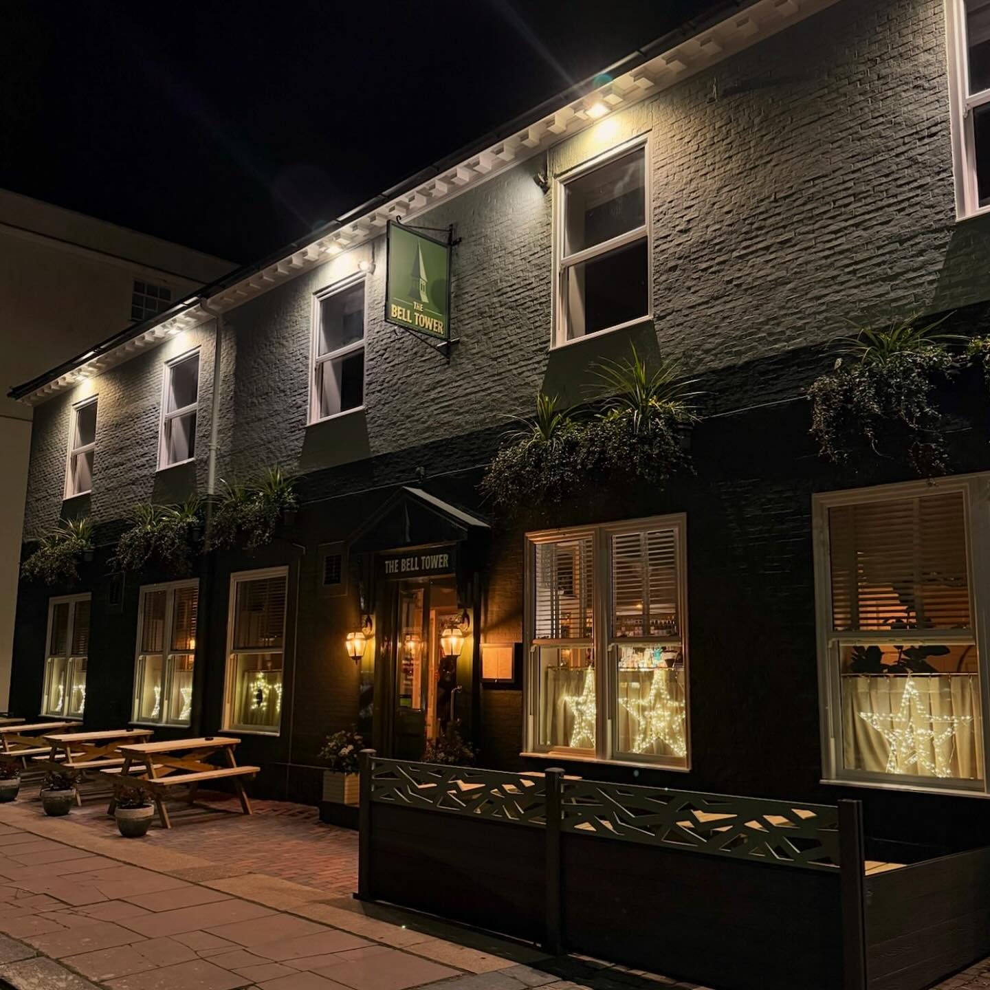 🎉 WE&rsquo;RE HIRING! 🎉

Got a good attitude and don&rsquo;t mind getting stuck in? We&rsquo;ve got 15-20 hours a week with your name on it!

A bit about us:
A food and service based pub, known for our tasty roast dinners! We offer a fantastic sele