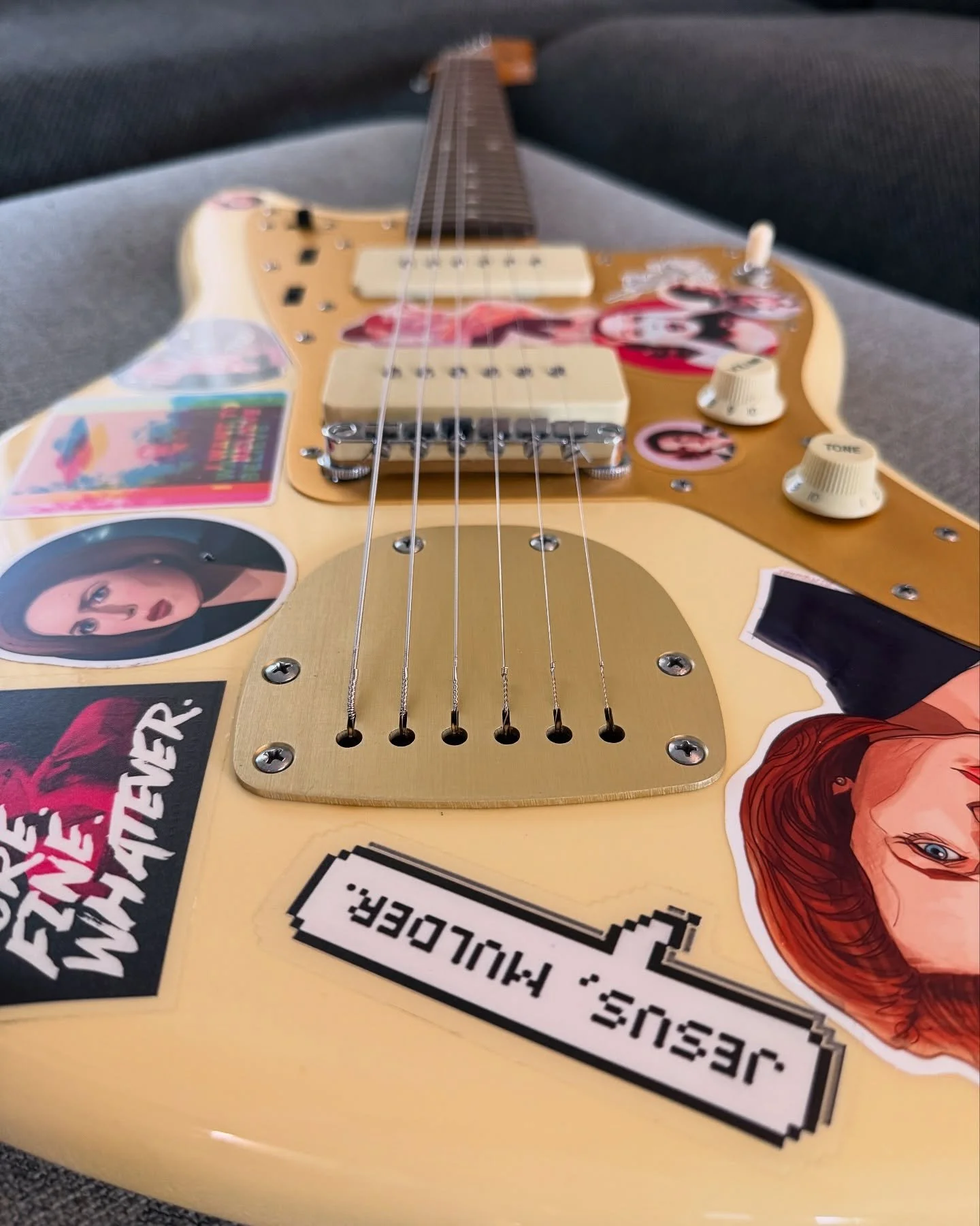 Hello, stability! (Not mental stability, LOL). Just installed this anodised aluminium hardtail conversion plate from @h_e_r_a_d on my rosewood J. Mascis Jazzmaster (named, you guessed it, Scully). 

I&rsquo;m super happy with the quality and fit! It 