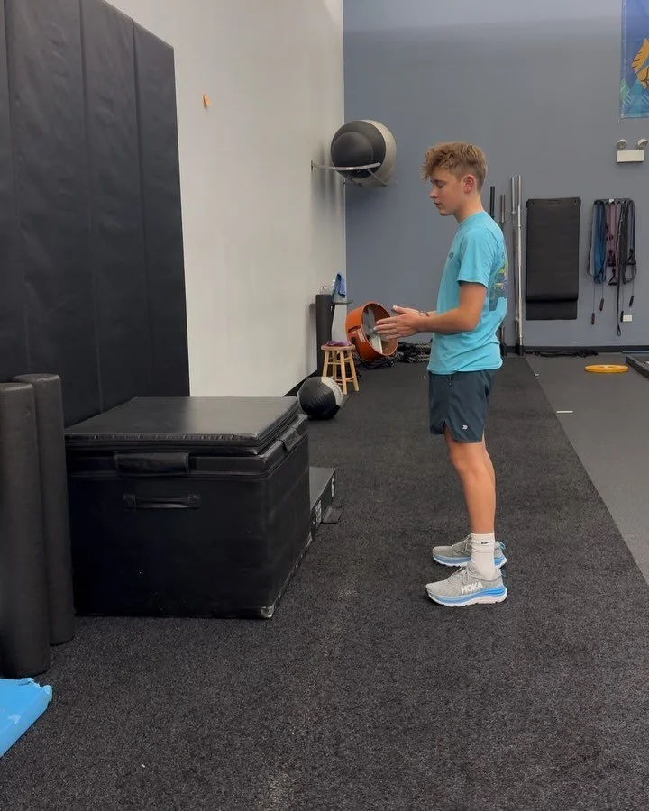 Consistently capitalizing on off season training 🎾 

Few clips working on power and stability from lower to upper body movements that can help with producing force through an athletes sport. 

Starting slow to learn the movement pattern ➡️ building 