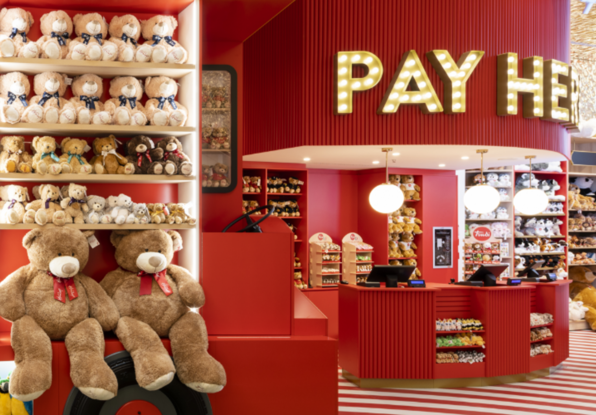 hamleys regents street london toy shop best family friendly activities london best luxury hotels for families london child friendly london restaurants luminary mothers