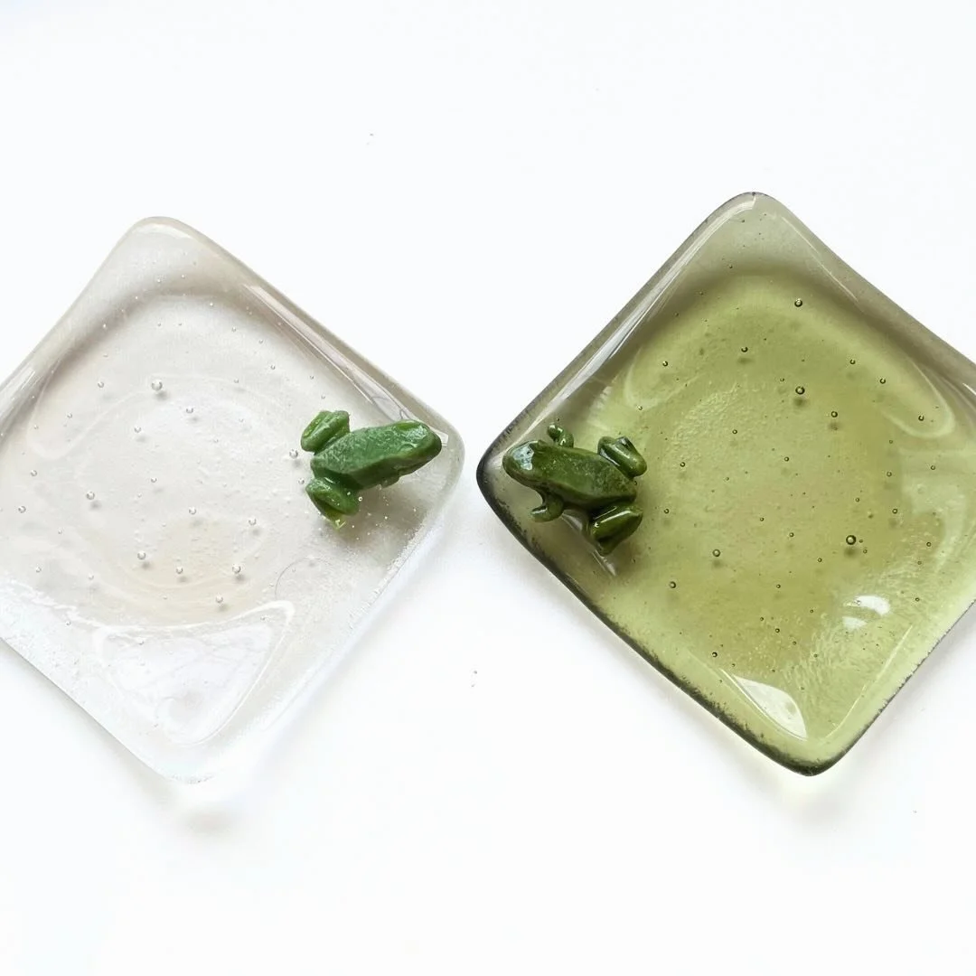 I made more frog dishes for @fireartscenter Red Hot Art Market pop up this Saturday, December 14th! 

11-5 PM 

Excited to be part of the art market! Come by and say hi ! 🐸💛✨

#frog #glassfrog #mnglass #popup #glassart #fireart #cafacts #kilnformed