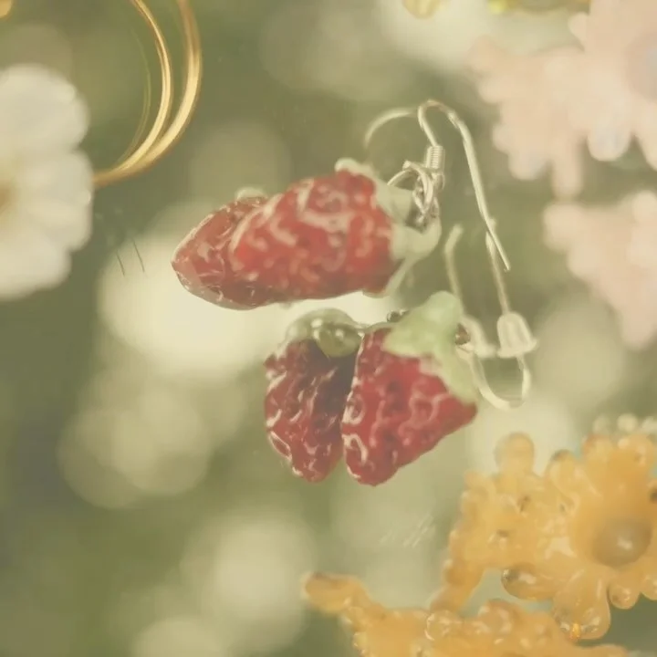 Blommor: a glass jewelry collection 

Photo shoot pictures coming soon! 
I&rsquo;m excited to share some new work, new hotties and news. ✨

Blommor translates to flowers in Swedish 

🌸🌸🌸🌸🌸

#glassflowers #jewelry #glassjewelry #glass #mnglass #b